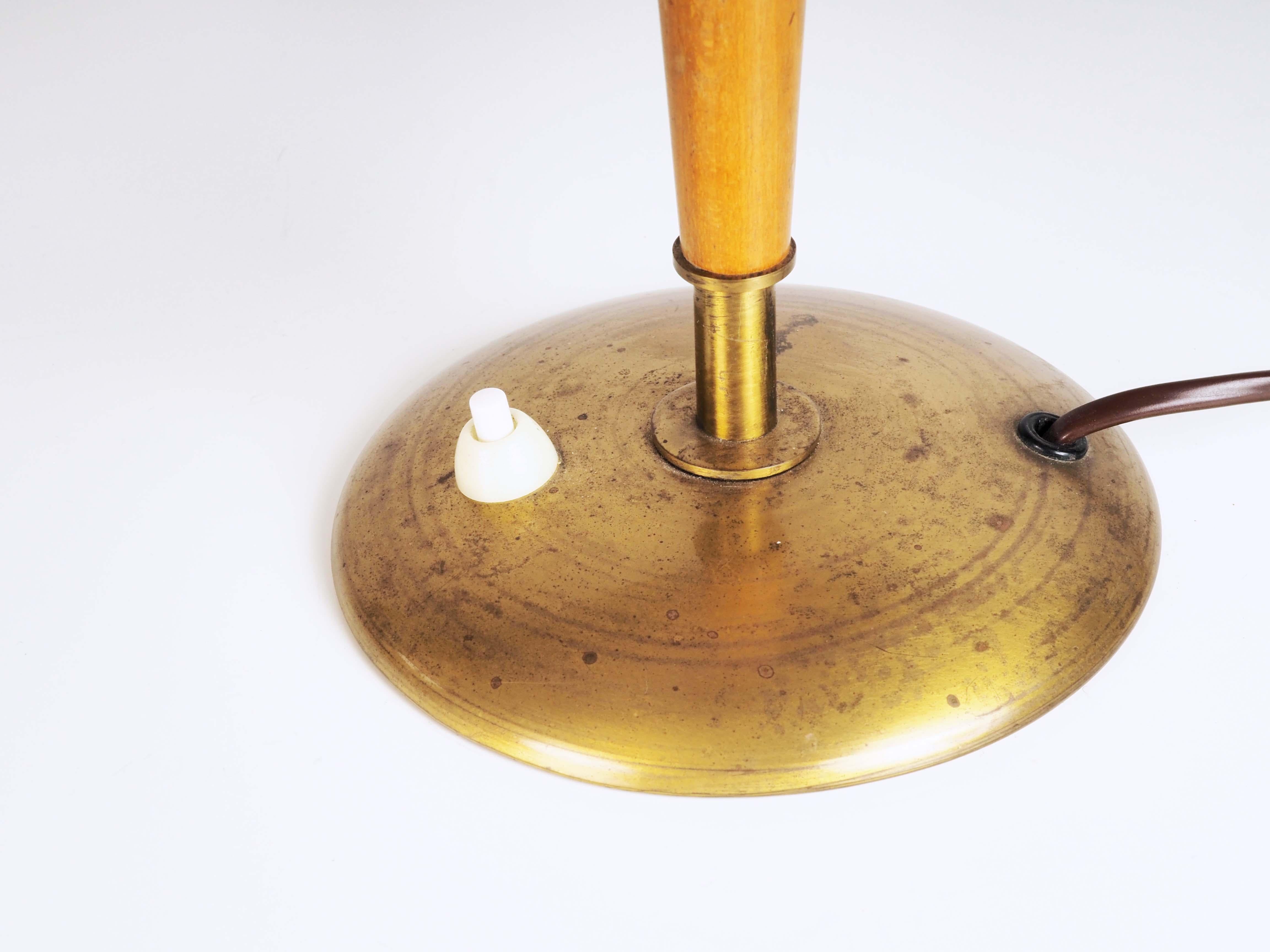 Table lamp in brass and elm. Made in the 1940s by Stockholms leading warehouse, Nordiska Kompaniet, at their own factory in Nyköping, Sweden.