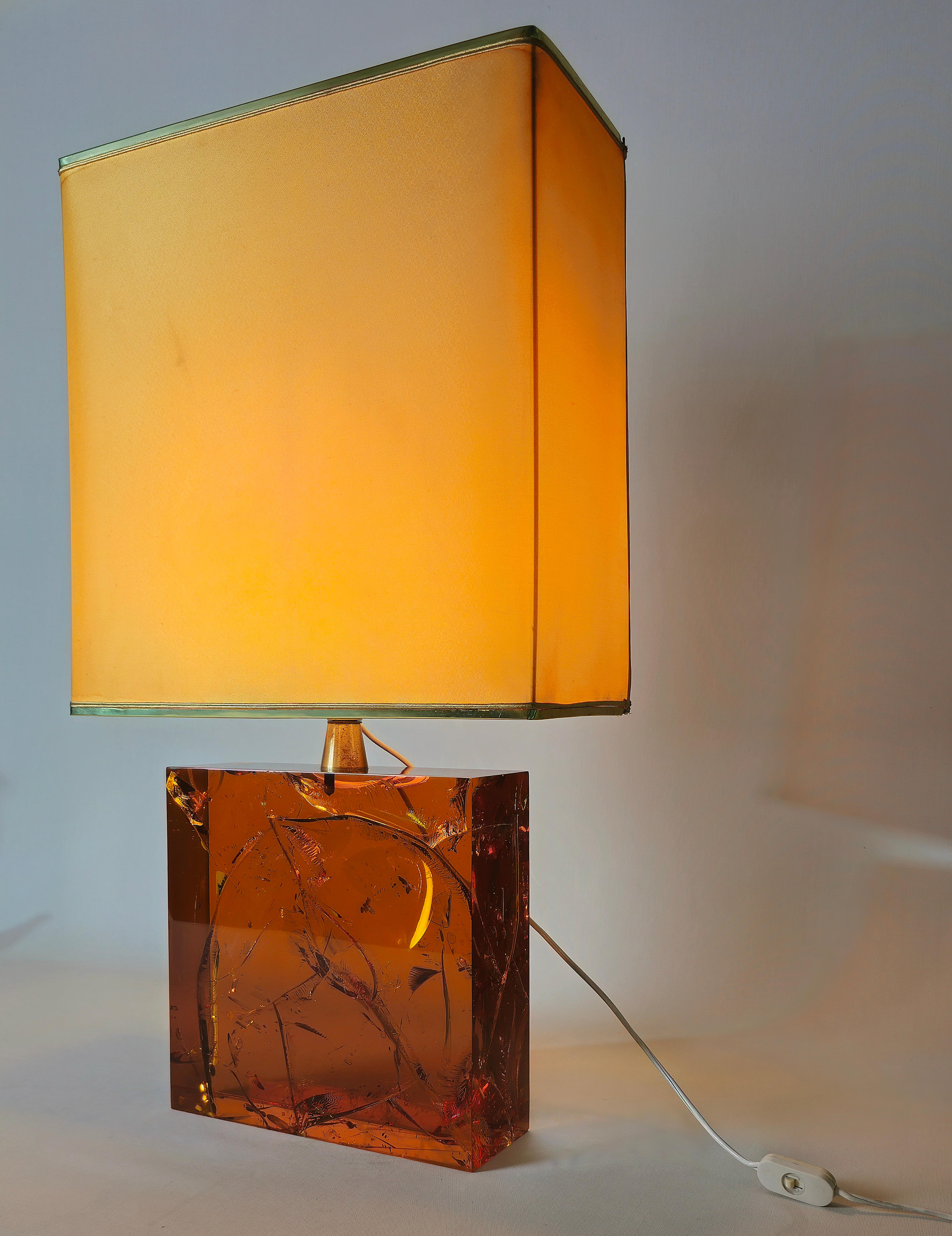 Tischlampe aus satiniertem Harz und Bernstein von Pierre Giraudon  Frankreich um die Jahrhundertmitte 70er Jahre im Angebot 4