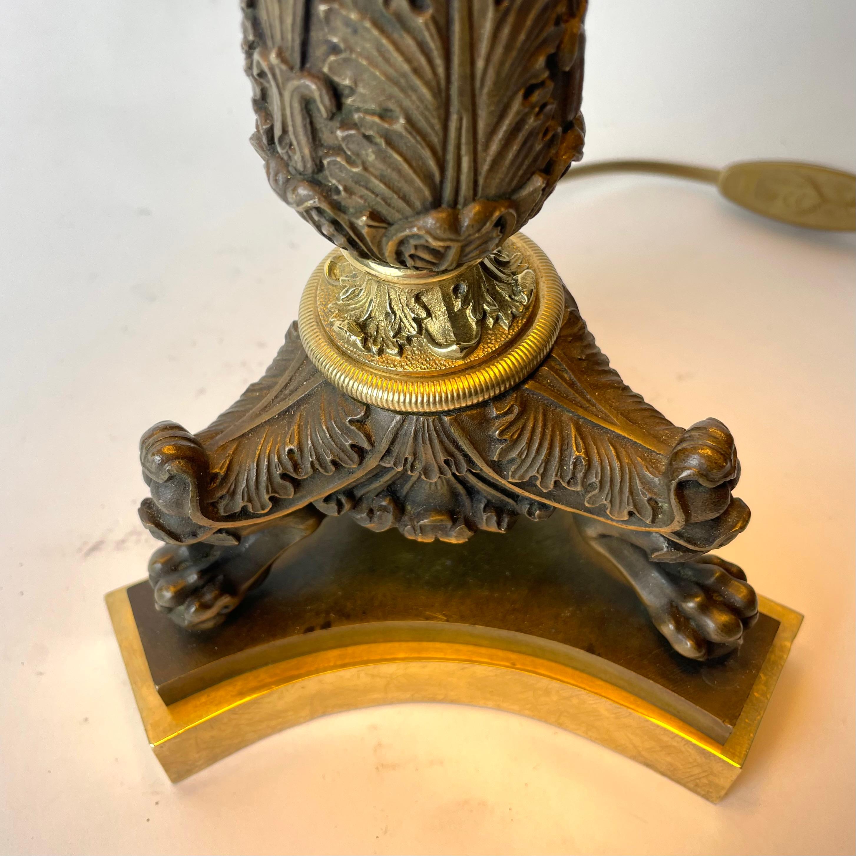 Lampe de table en bronze doré et patiné foncé. Empire 1820s en vente 4