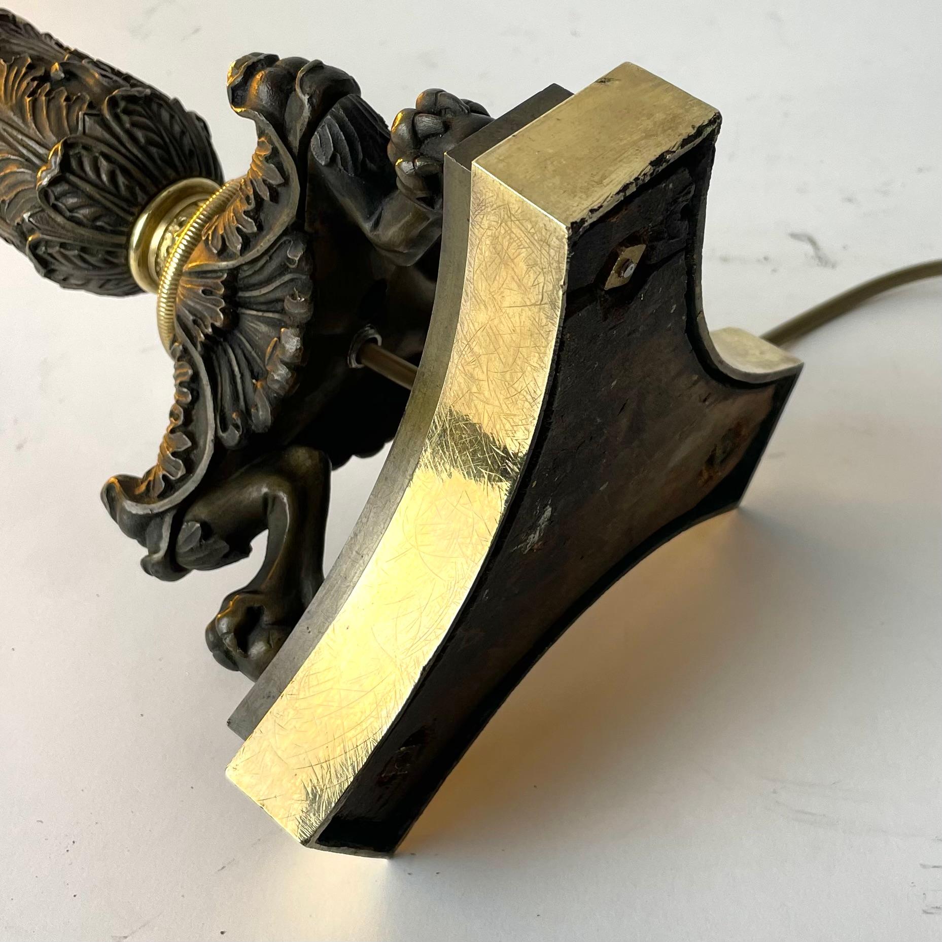 Tischlampe aus vergoldeter und dunkel patinierter Bronze. Kaiserreich 1820er Jahre im Angebot 5