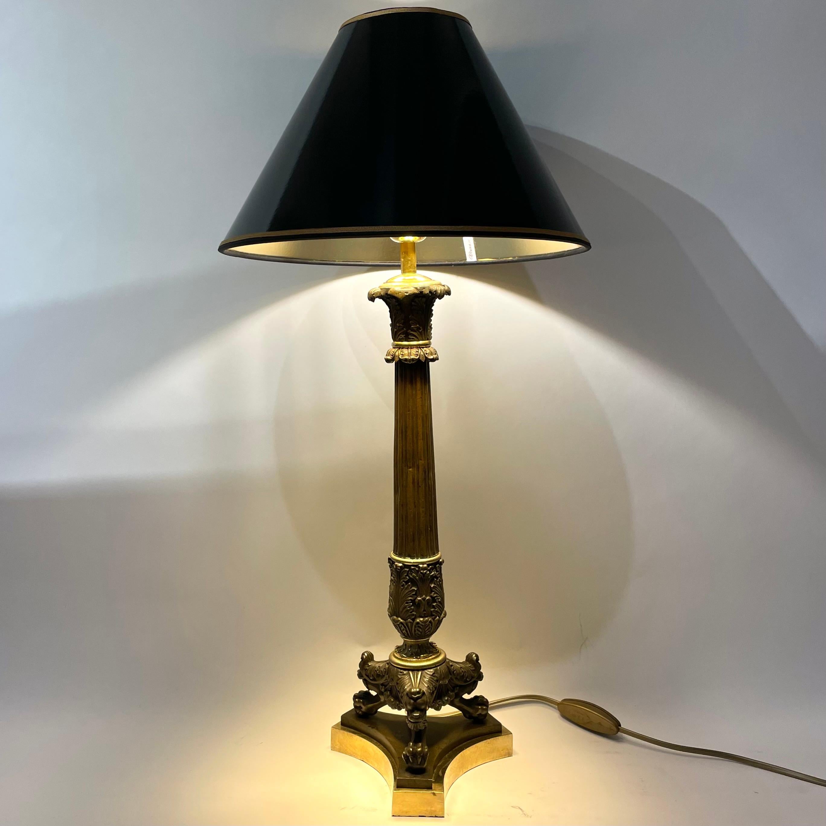 Tischlampe aus vergoldeter und dunkel patinierter Bronze. Kaiserreich 1820er Jahre (Empire) im Angebot
