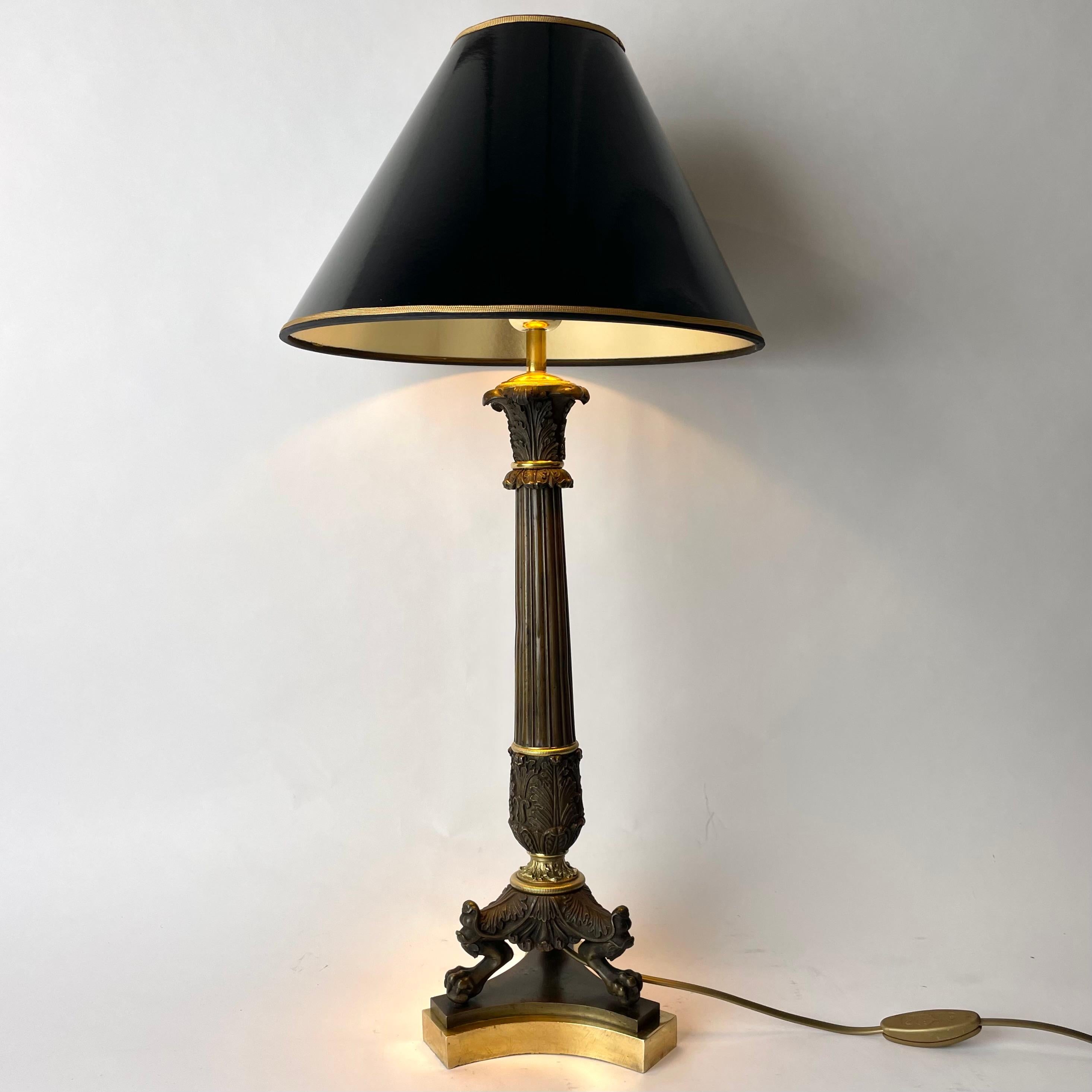 Tischlampe aus vergoldeter und dunkel patinierter Bronze. Kaiserreich 1820er Jahre (Europäisch) im Angebot