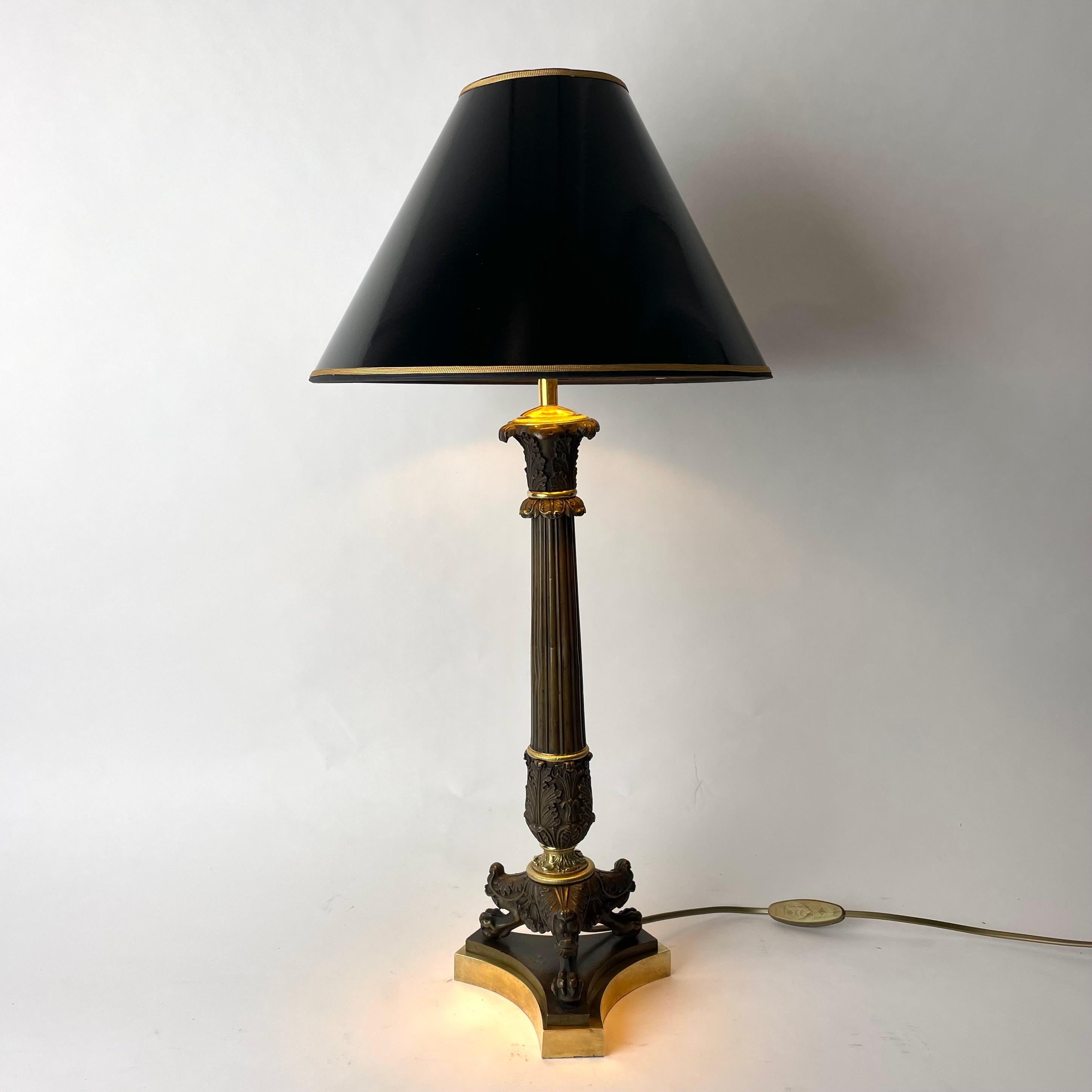 Lampe de table en bronze doré et patiné foncé. Empire 1820s Bon état - En vente à Knivsta, SE