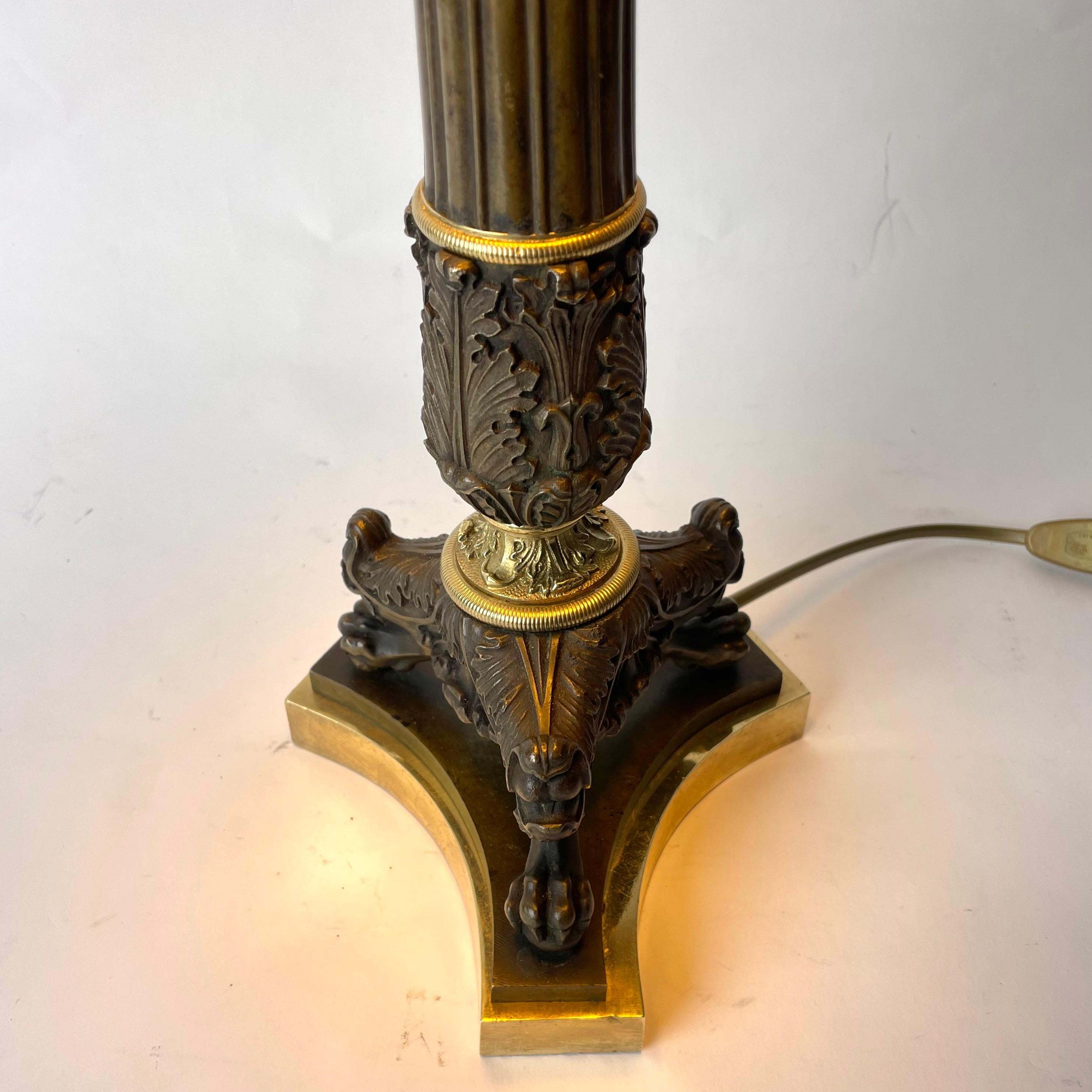 Début du XIXe siècle Lampe de table en bronze doré et patiné foncé. Empire 1820s en vente