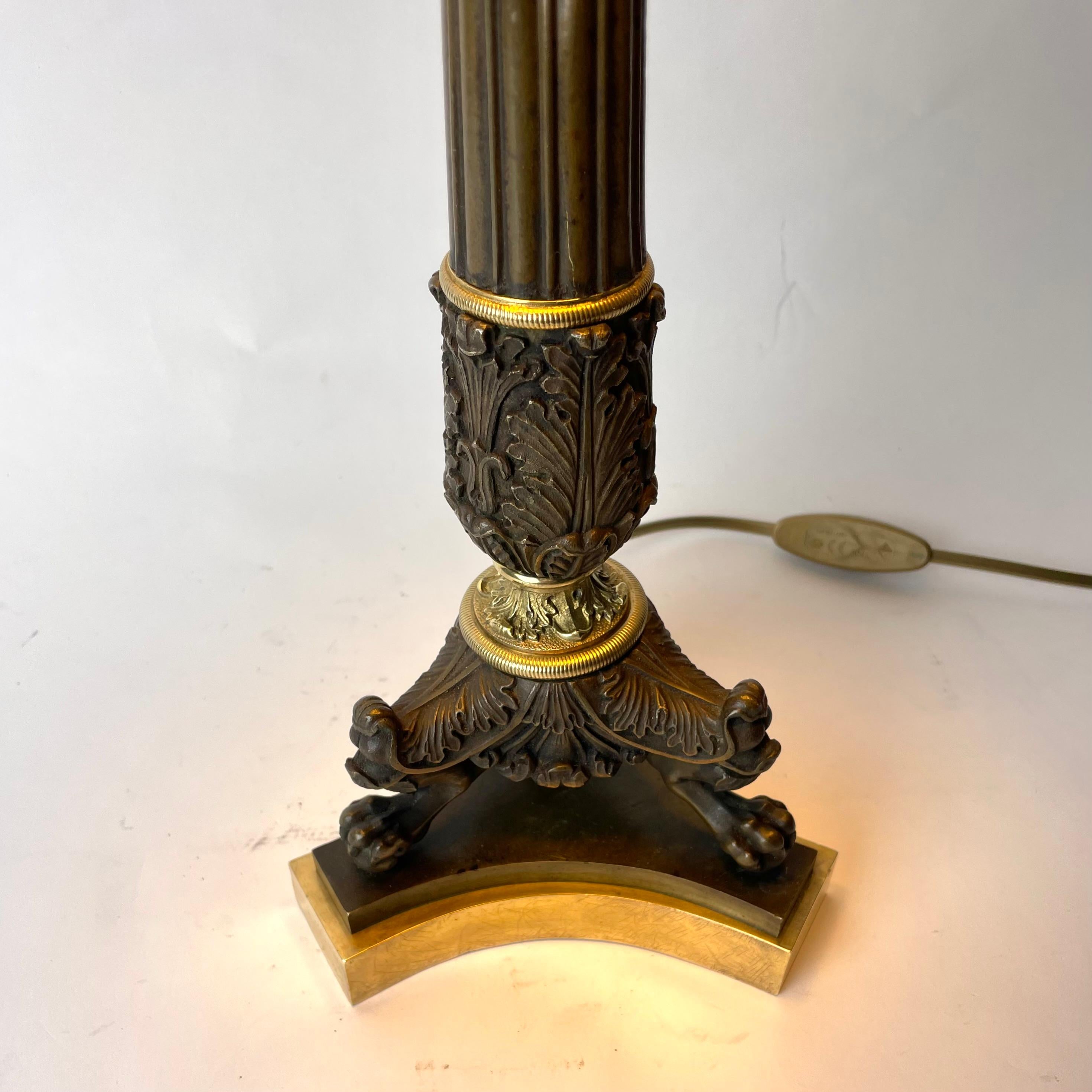 Tischlampe aus vergoldeter und dunkel patinierter Bronze. Kaiserreich 1820er Jahre (Frühes 19. Jahrhundert) im Angebot
