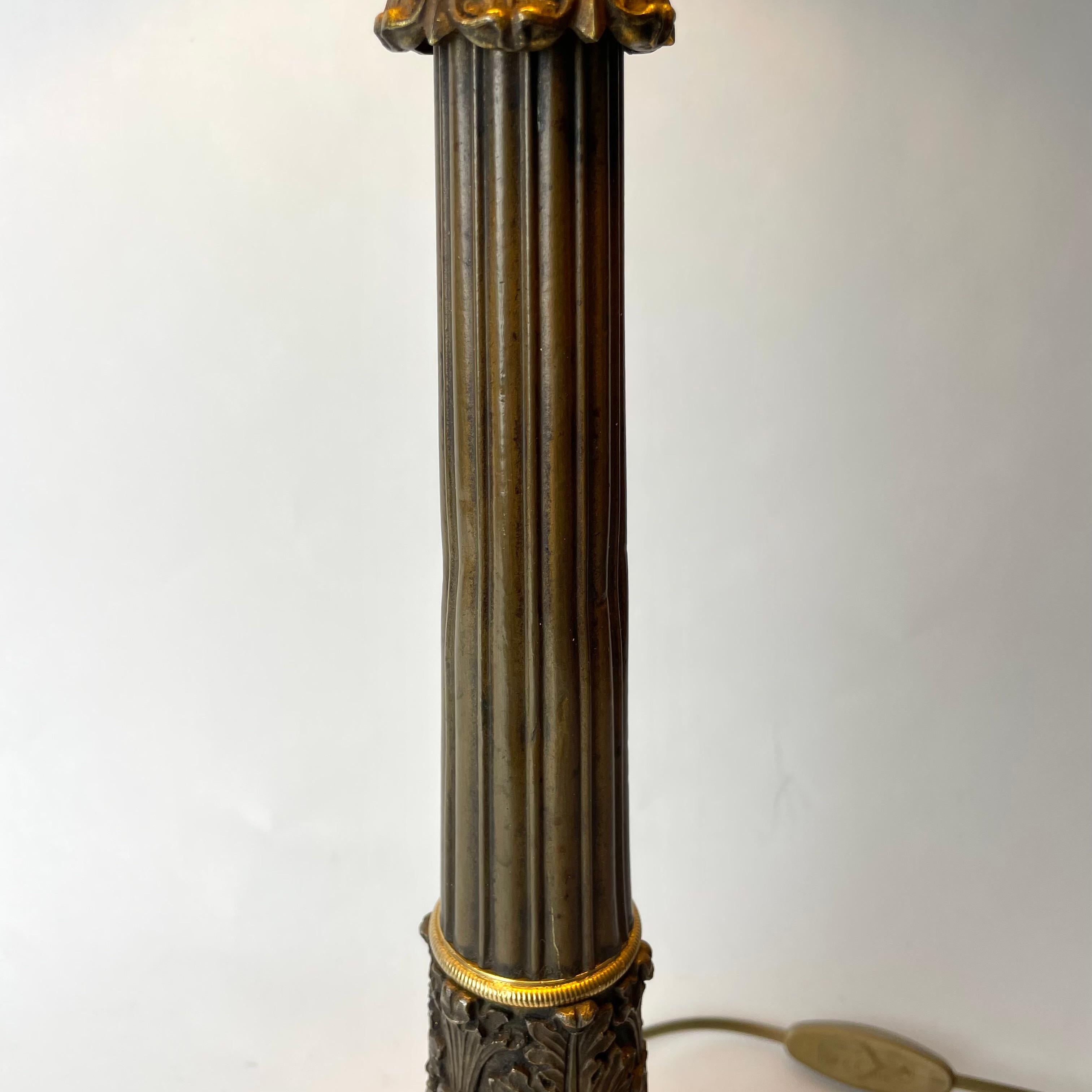 Tischlampe aus vergoldeter und dunkel patinierter Bronze. Kaiserreich 1820er Jahre im Angebot 1