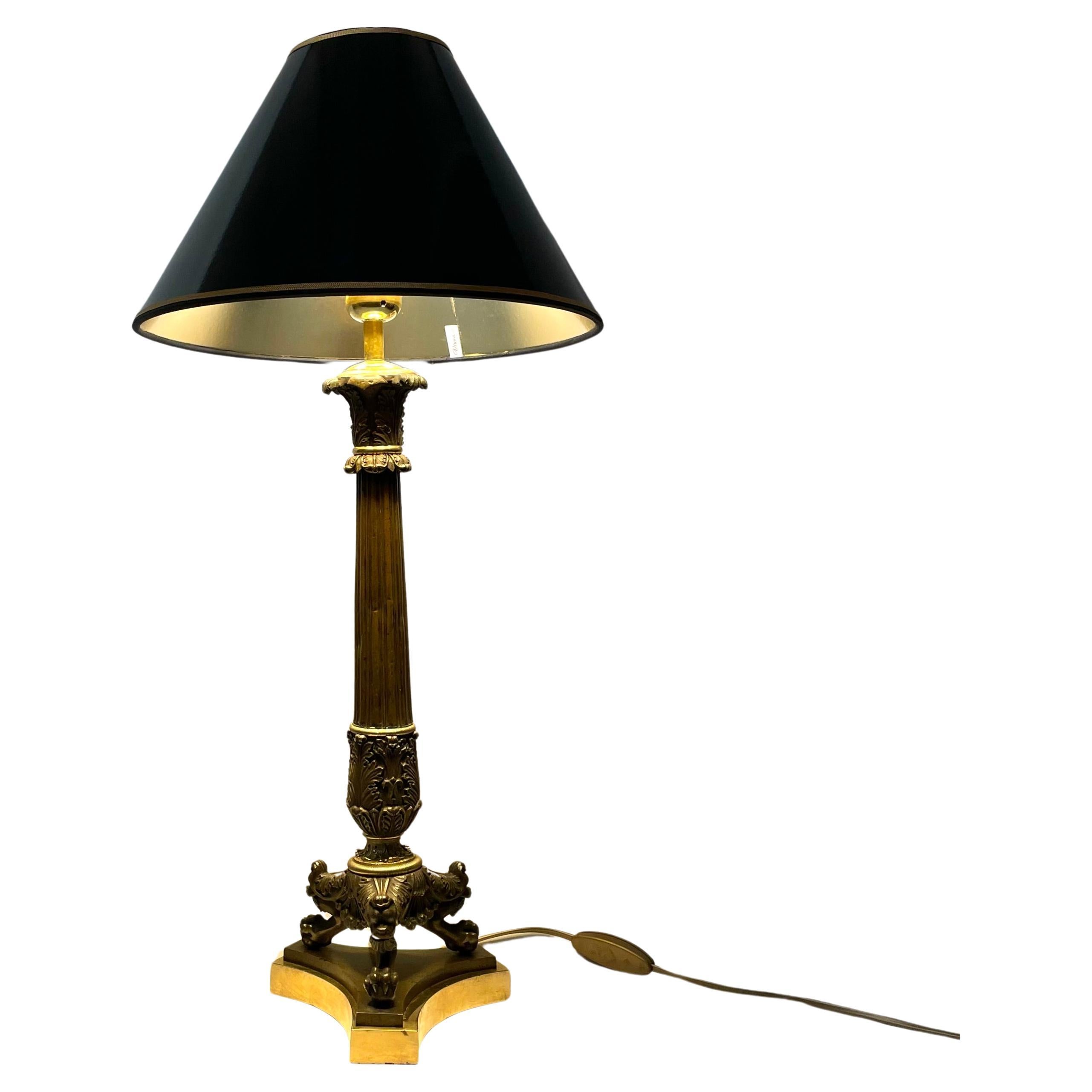 Tischlampe aus vergoldeter und dunkel patinierter Bronze. Kaiserreich 1820er Jahre im Angebot