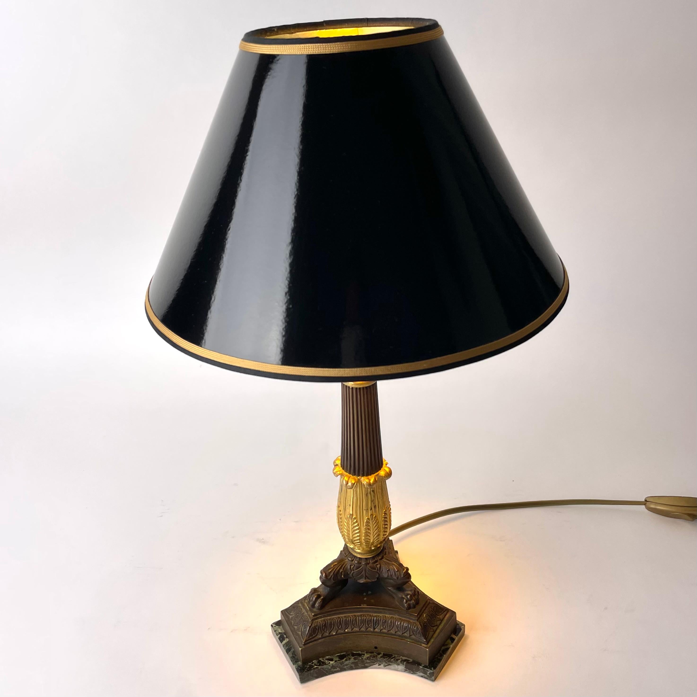 Tischlampe aus vergoldeter und dunkel patinierter Bronze mit Marmorsockel. Kaiserreich 1820er Jahre (Empire) im Angebot