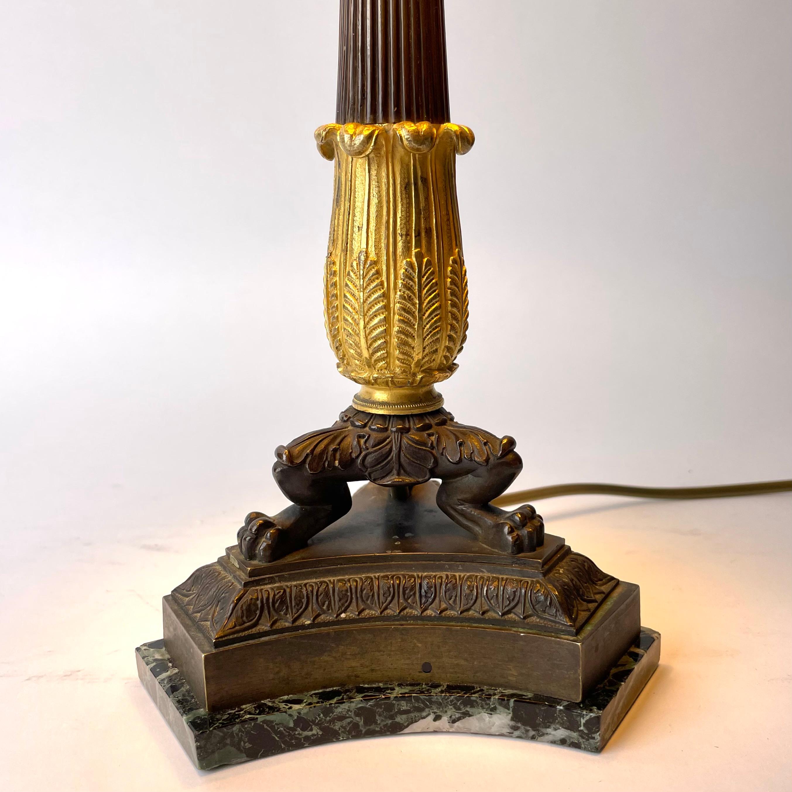 Tischlampe aus vergoldeter und dunkel patinierter Bronze mit Marmorsockel. Kaiserreich 1820er Jahre (Französisch) im Angebot