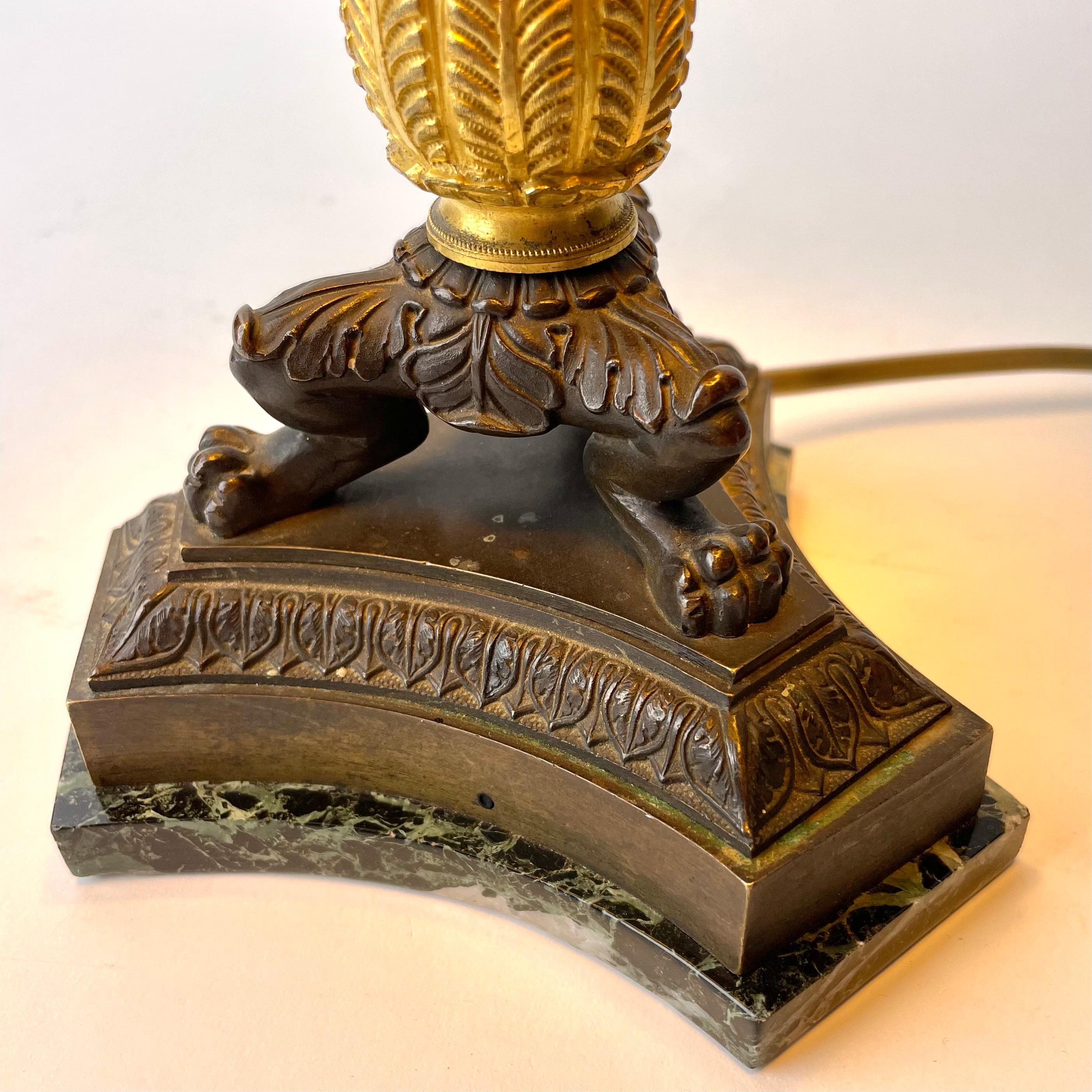 Tischlampe aus vergoldeter und dunkel patinierter Bronze mit Marmorsockel. Kaiserreich 1820er Jahre (Patiniert) im Angebot