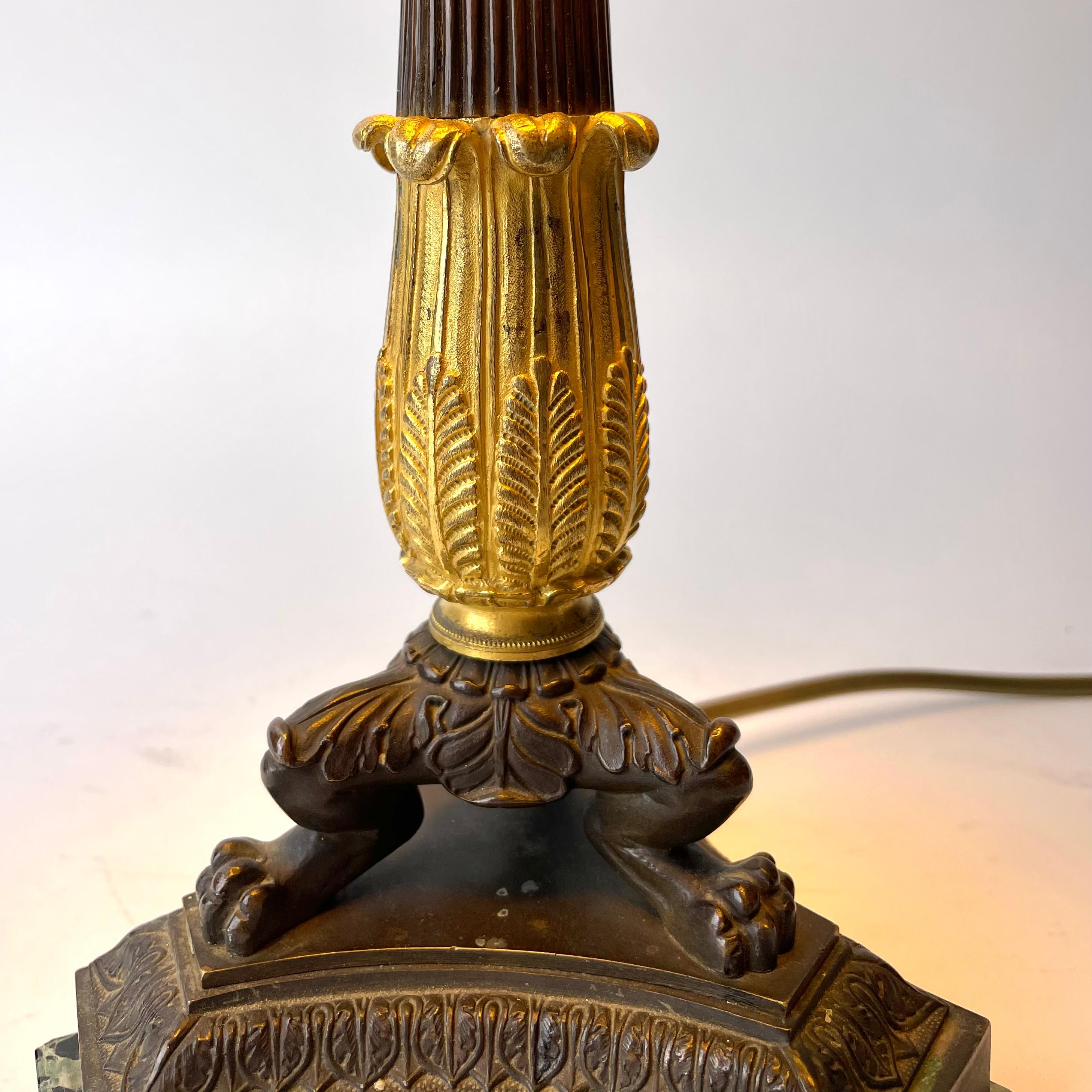 Early 19th Century Table Lamp in gilded and dark patinated bronze with marble base. Empire 1820s For Sale