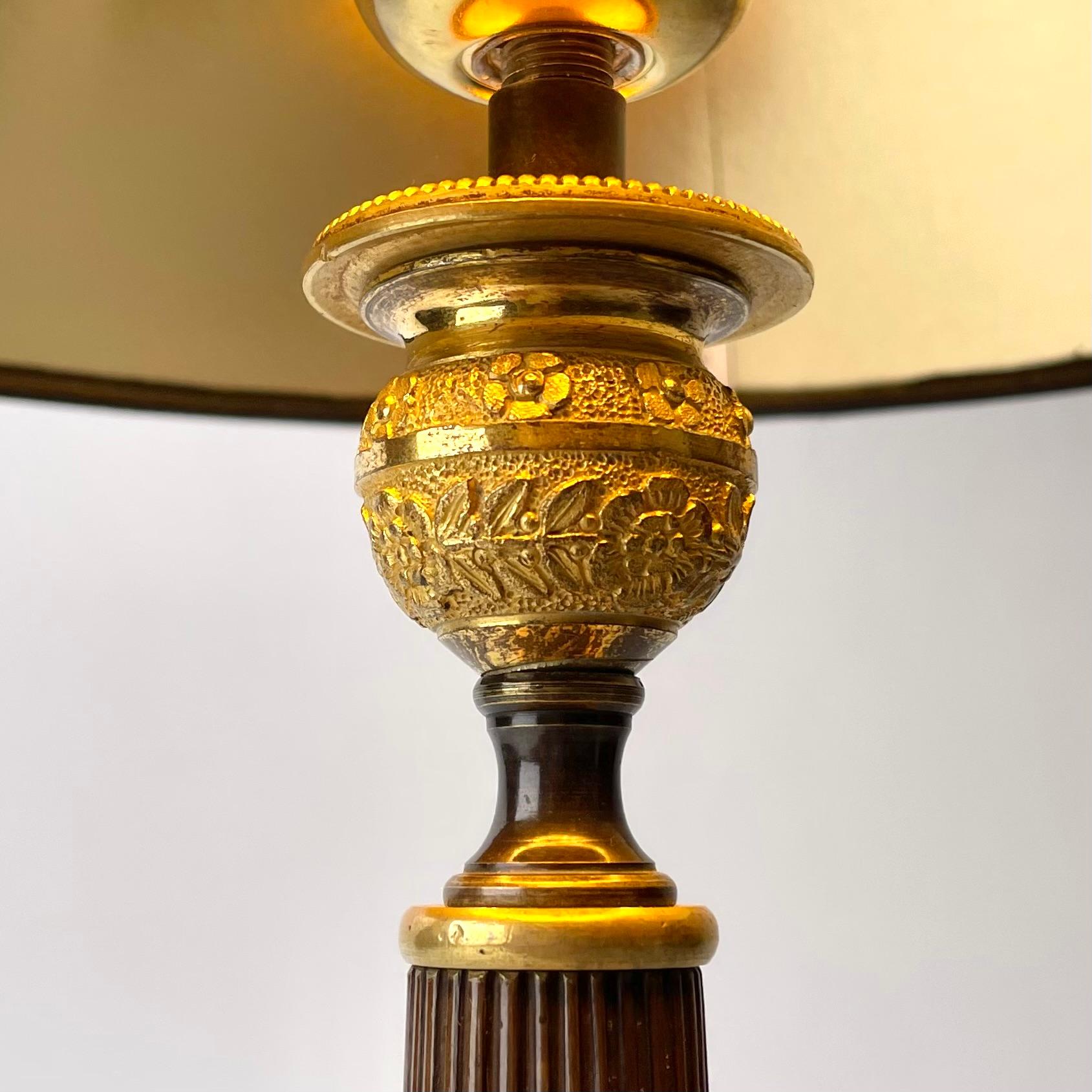 Table Lamp in gilded and dark patinated bronze with marble base. Empire 1820s For Sale 1