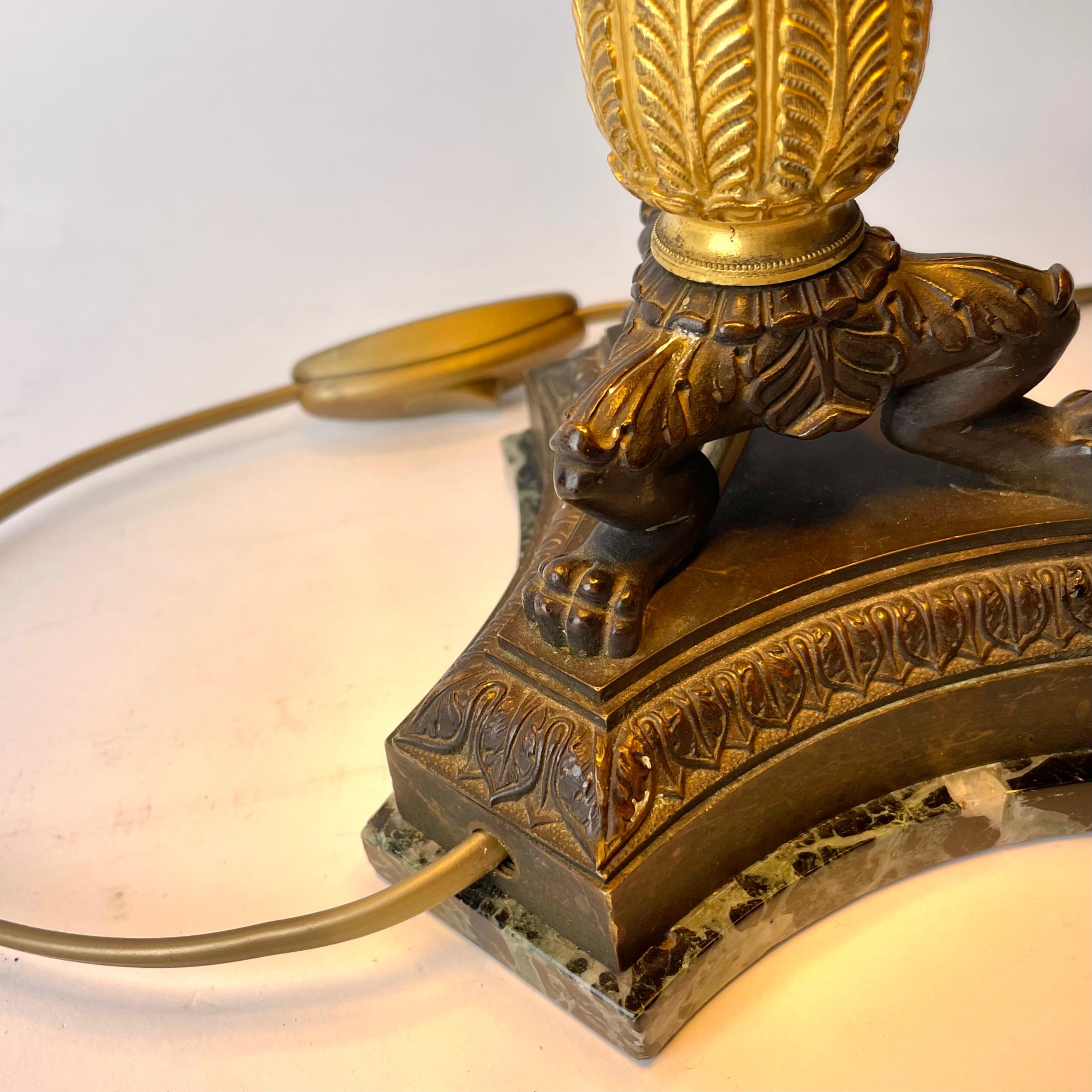 Table Lamp in gilded and dark patinated bronze with marble base. Empire 1820s For Sale 2