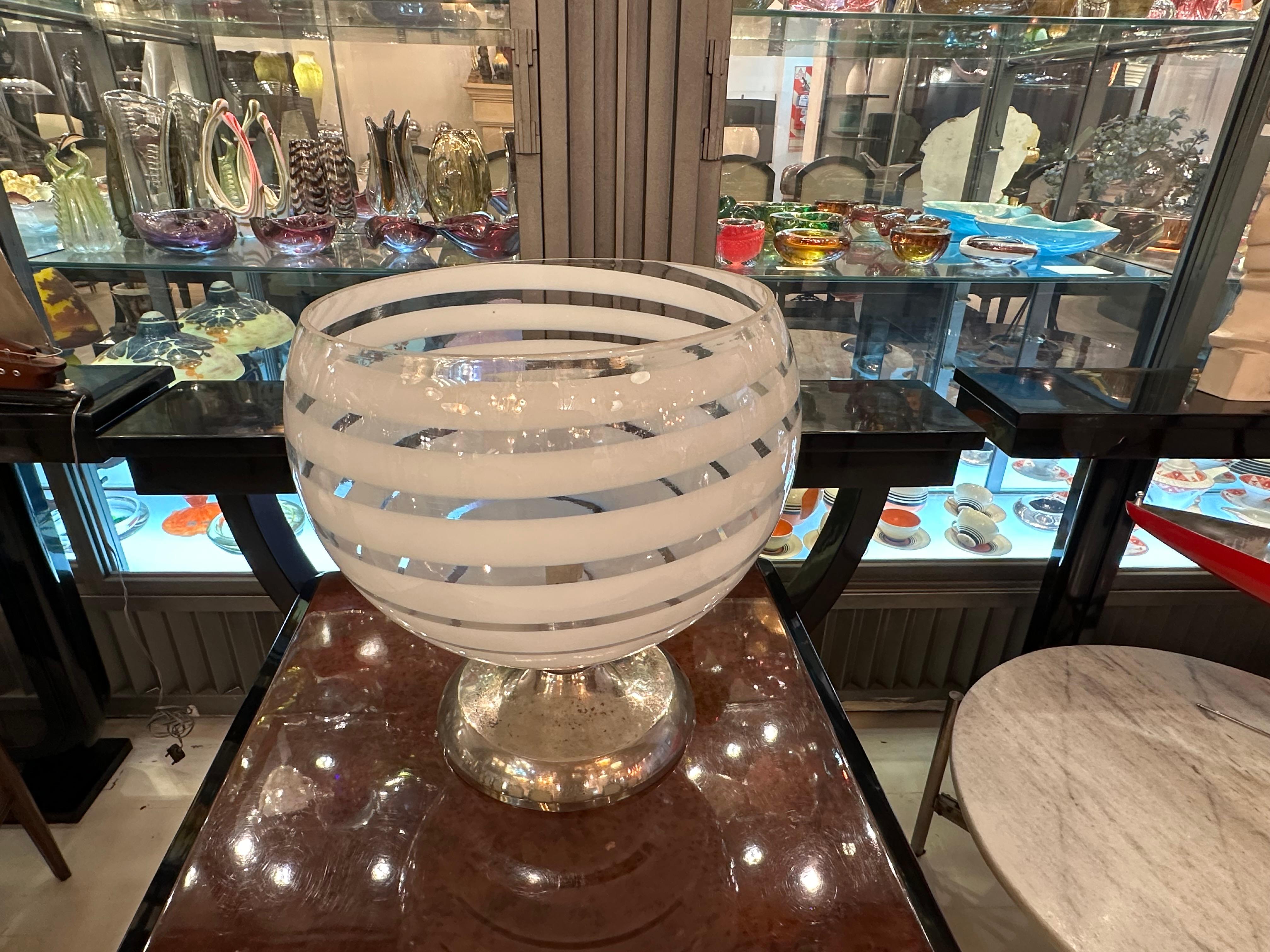 Lampe à poser 
MATERIAL : Chrome
Italien 
Si vous voulez vivre des années dorées, c'est la lampe de bureau qu'il vous faut pour votre projet.
Nous sommes spécialisés dans la vente de produits Art Déco et Art Nouveau et Vintage depuis 1982. Si vous
