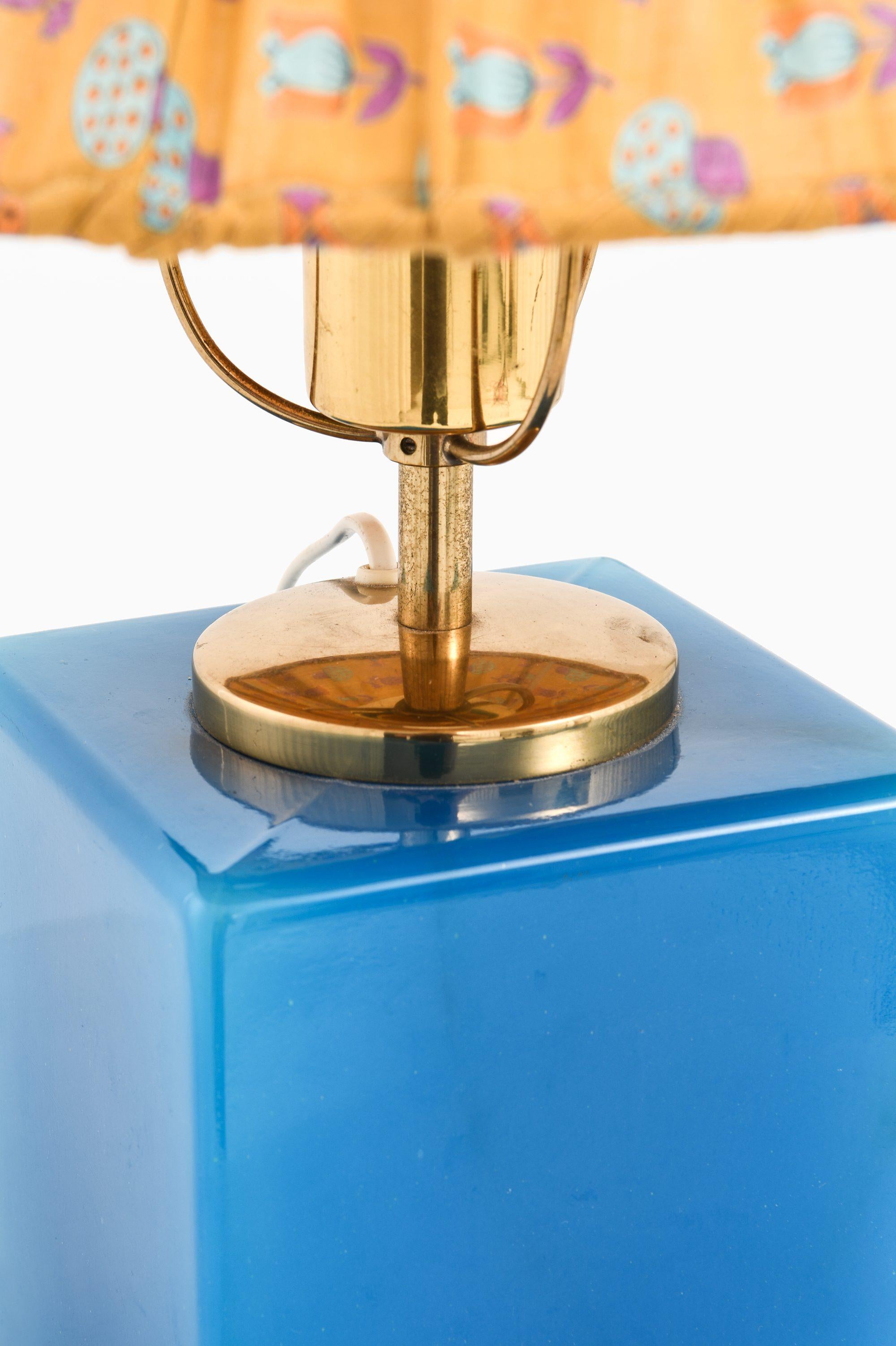 Scandinave moderne Lampe de table en verre, laiton et abat-jour original, années 1950 en vente
