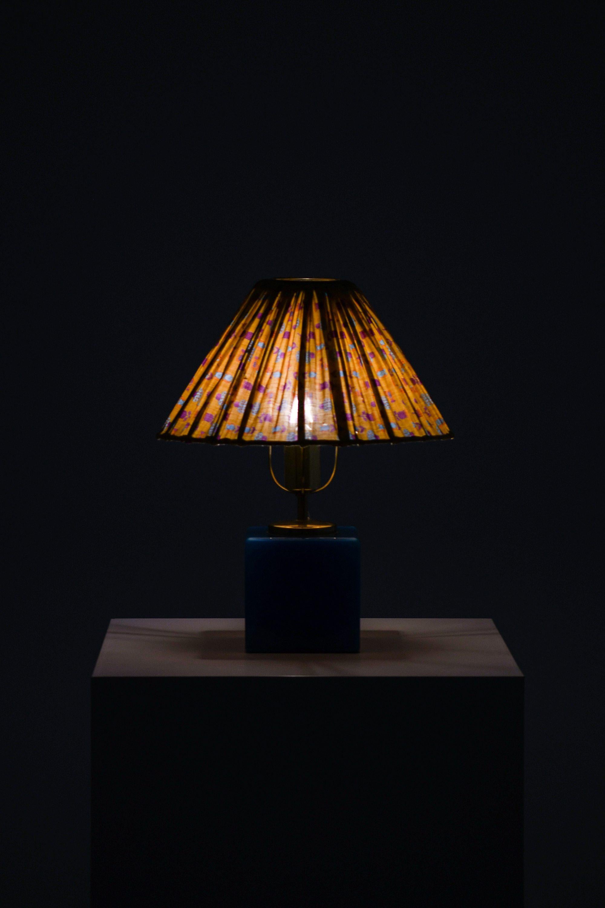 Suédois Lampe de table en verre, laiton et abat-jour original, années 1950 en vente