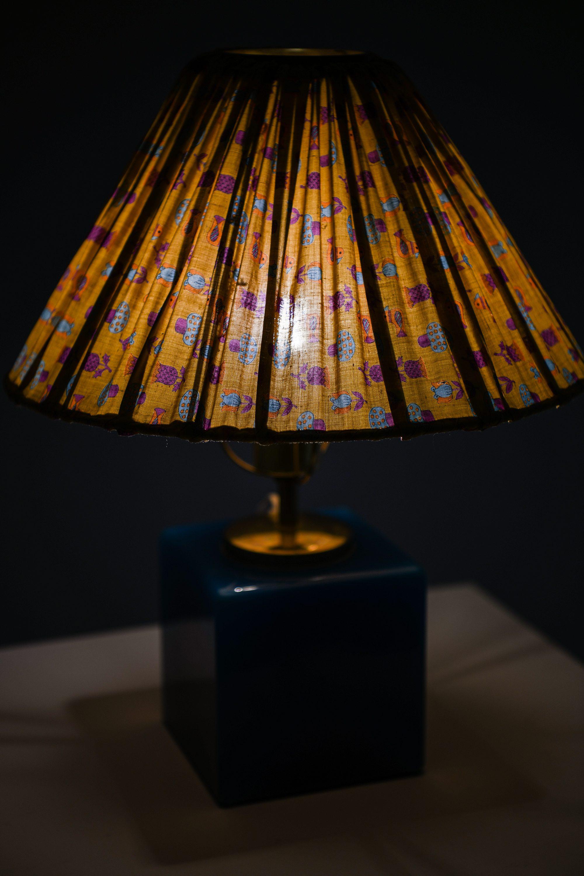 Lampe de table en verre, laiton et abat-jour original, années 1950 Bon état - En vente à Limhamn, Skåne län