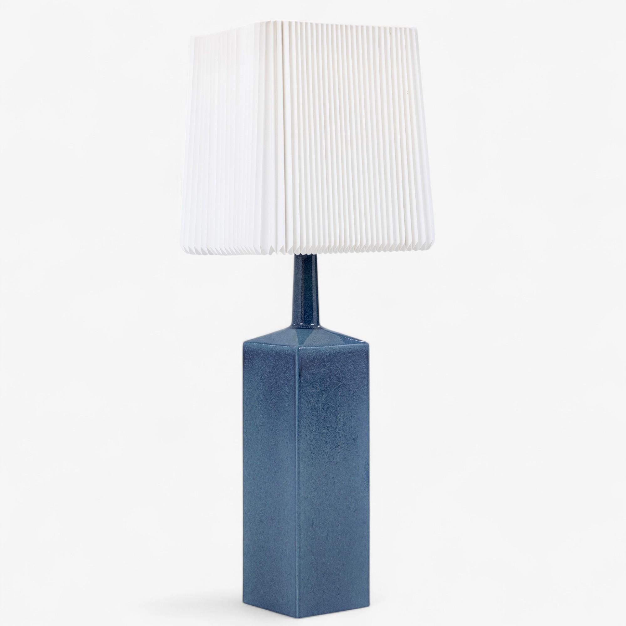 Große Tischlampe aus blau glasiertem Steingut und plissiertem Papierschirm. Signiert von Le Klint.