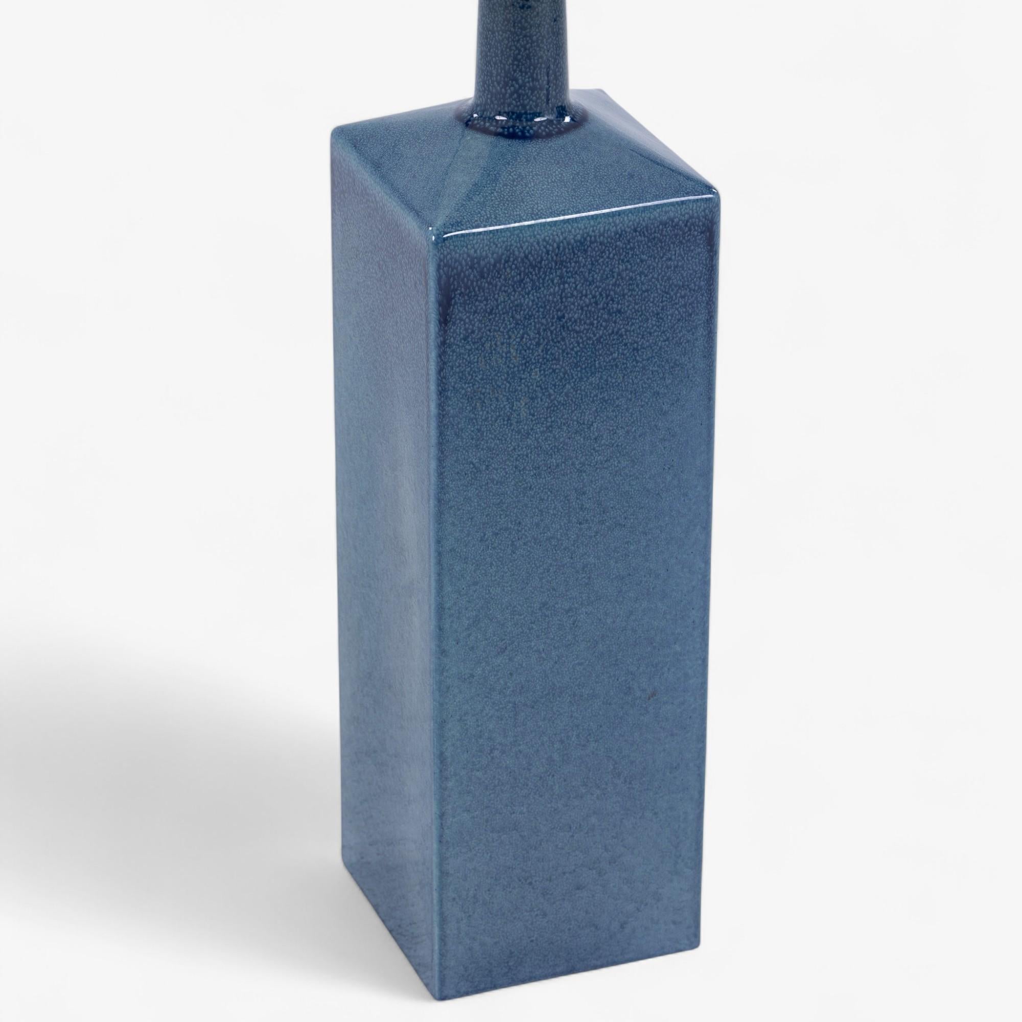 Tischleuchte aus glasiertem Steingut von Le Klint (Dänisch) im Angebot