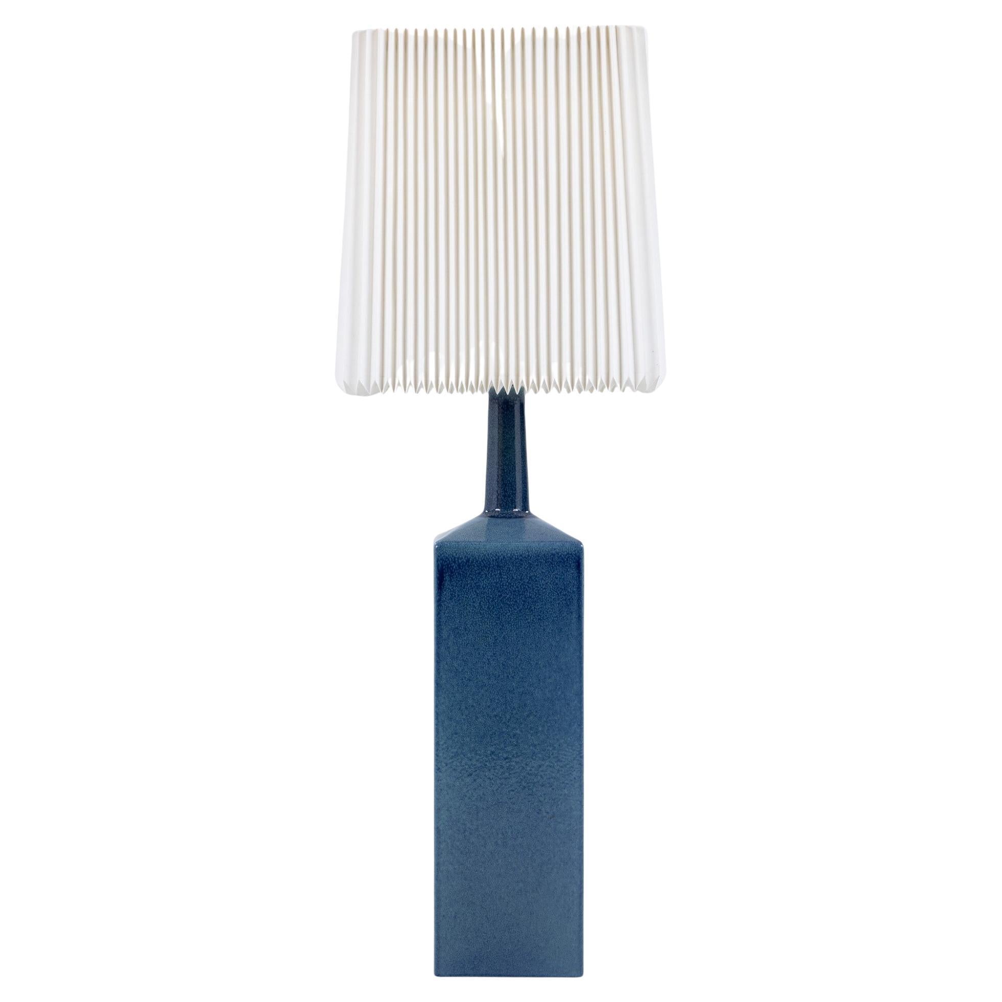 Tischleuchte aus glasiertem Steingut von Le Klint im Angebot
