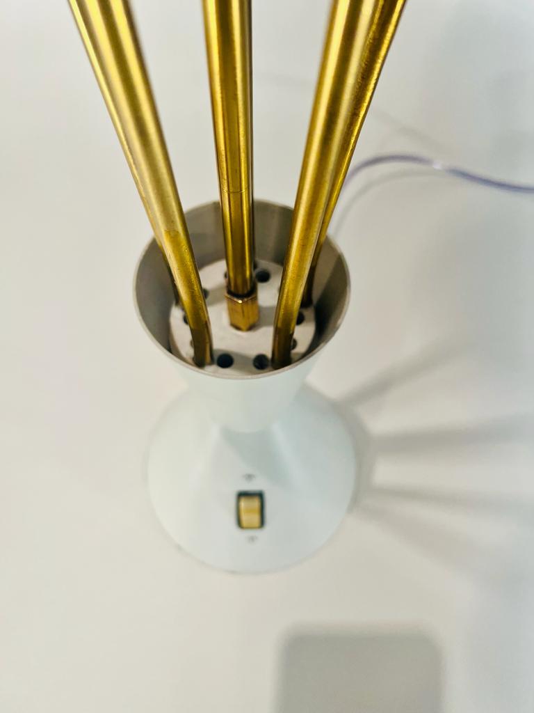 Autre Lampe de table en métal doré et blanc pour six Lights par Oca circa 1960. en vente