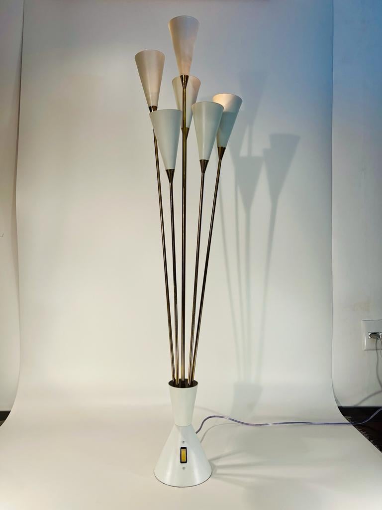 Table lamp in gold metal and white for six lights by OCA circa 1960. In Good Condition For Sale In Rio De Janeiro, RJ