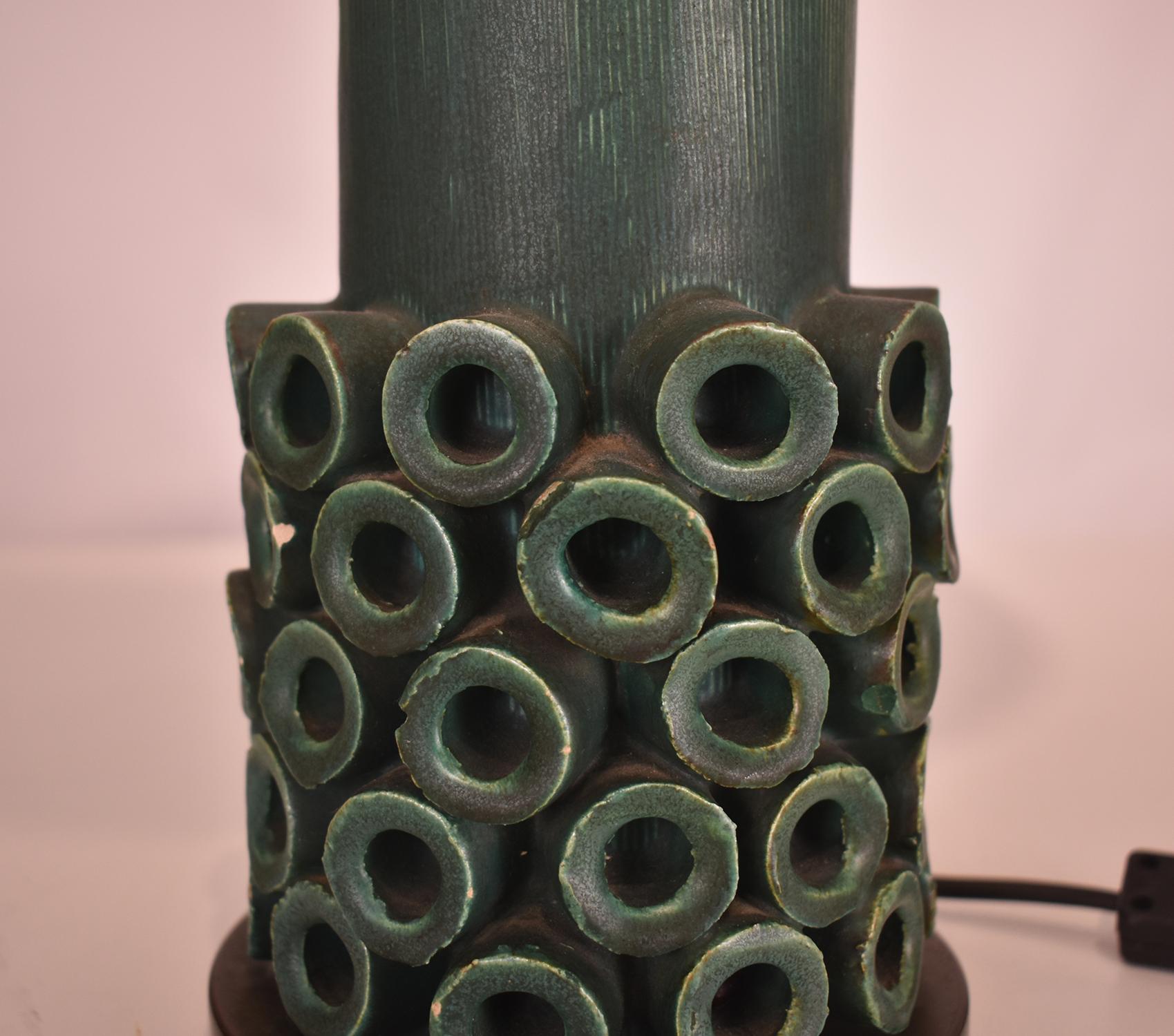 Table lamp in green ceramic and brass. Jordi Vilanova, Jordi Aguade. 1970's In Good Condition In Barcelona, Cataluna