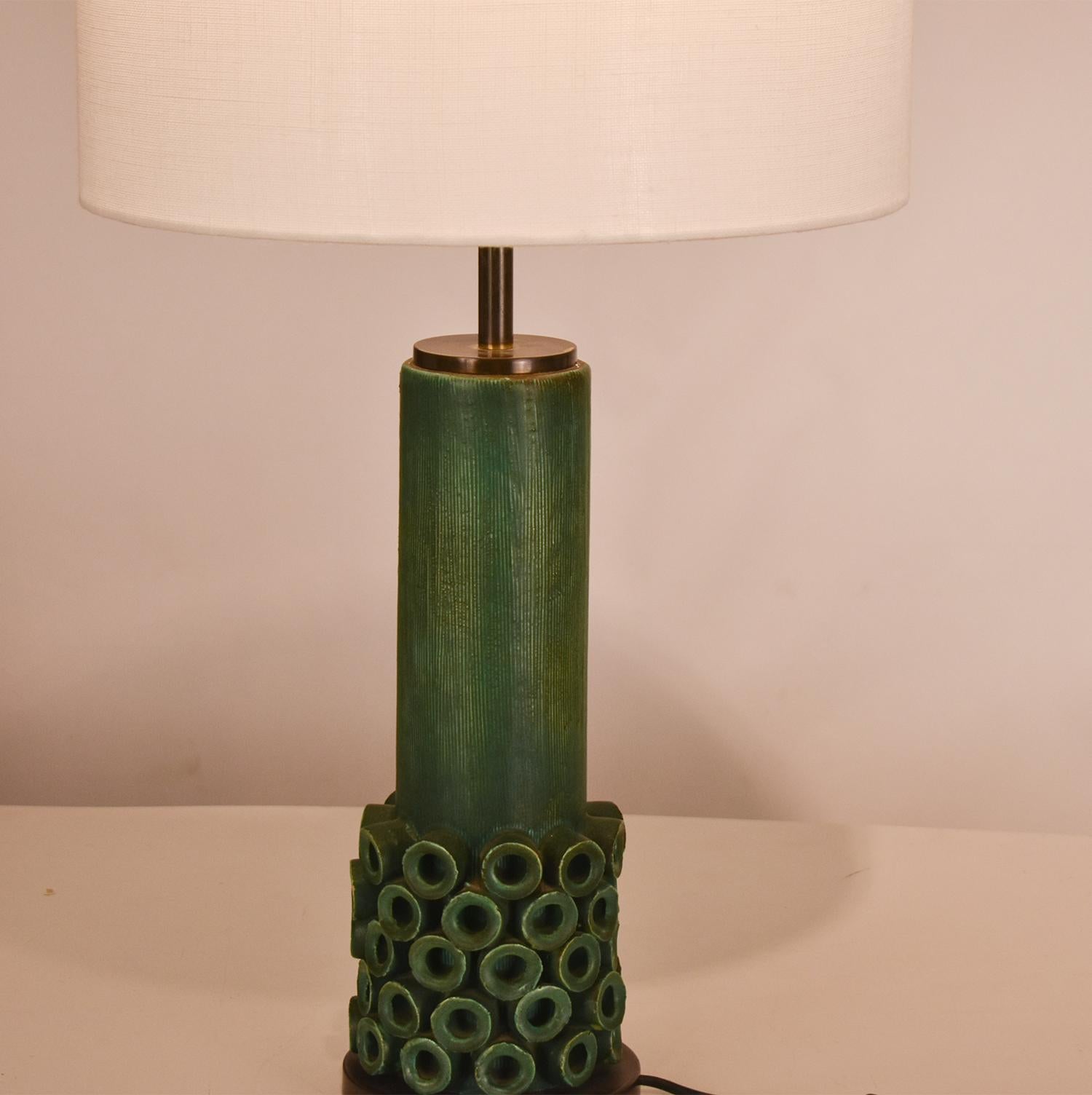 Table lamp in green ceramic and brass. Jordi Vilanova, Jordi Aguade. 1970's 2