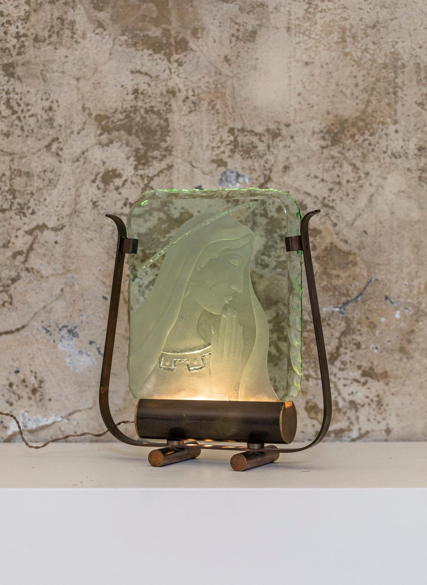 Lampe de table avec figure féminine religieuse réalisée par Pietro Chiesa pour Fontana Arte, Italie 1940 ca. 
Maria, la figure du milieu, est en verre patiné, l'objet est en verre de cristal vert quadrillé avec une sculpture géométrique, le design
