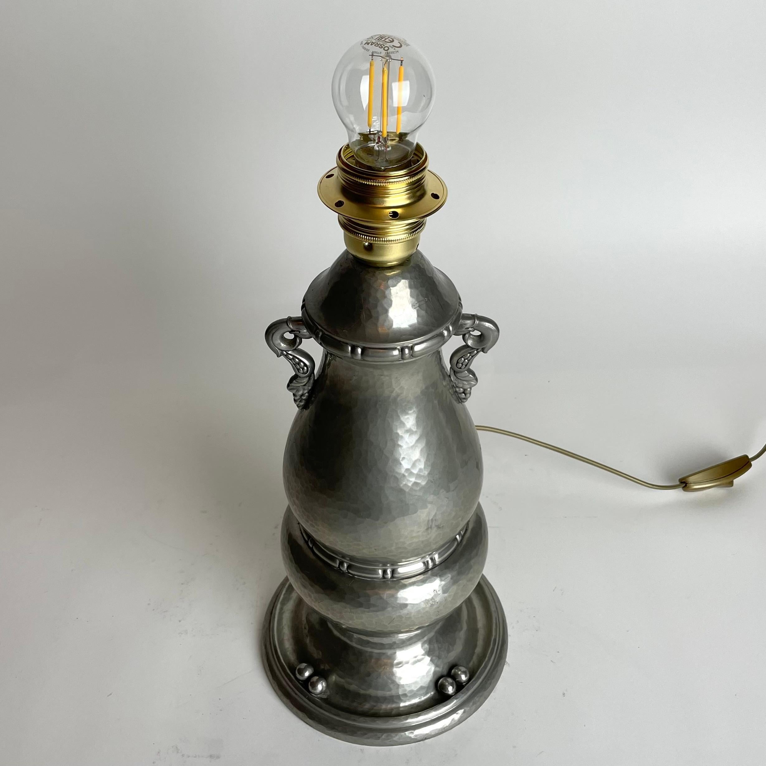 Tischlampe aus gehämmertem und gegossenem Zinn aus den 1920er Jahren von Gerotin in Dänemark im Angebot 3