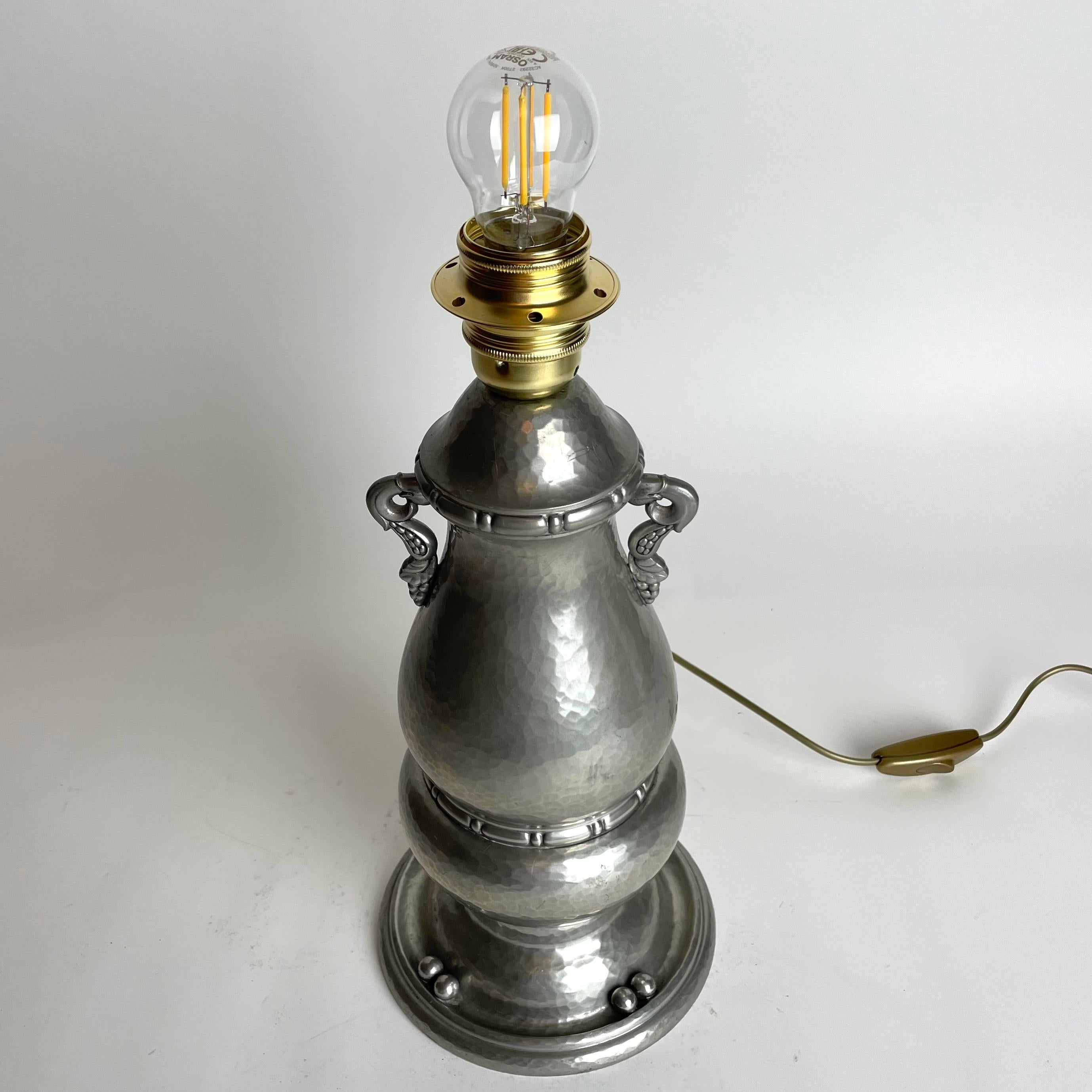 Anspruchsvolle Tischleuchte aus gehämmertem und gegossenem Zinn aus den 1920er Jahren von Gerotin in Dänemark. Frühes Art Déco.

Neu installierter Strom.

Abnutzung entsprechend dem Alter und dem Gebrauch 