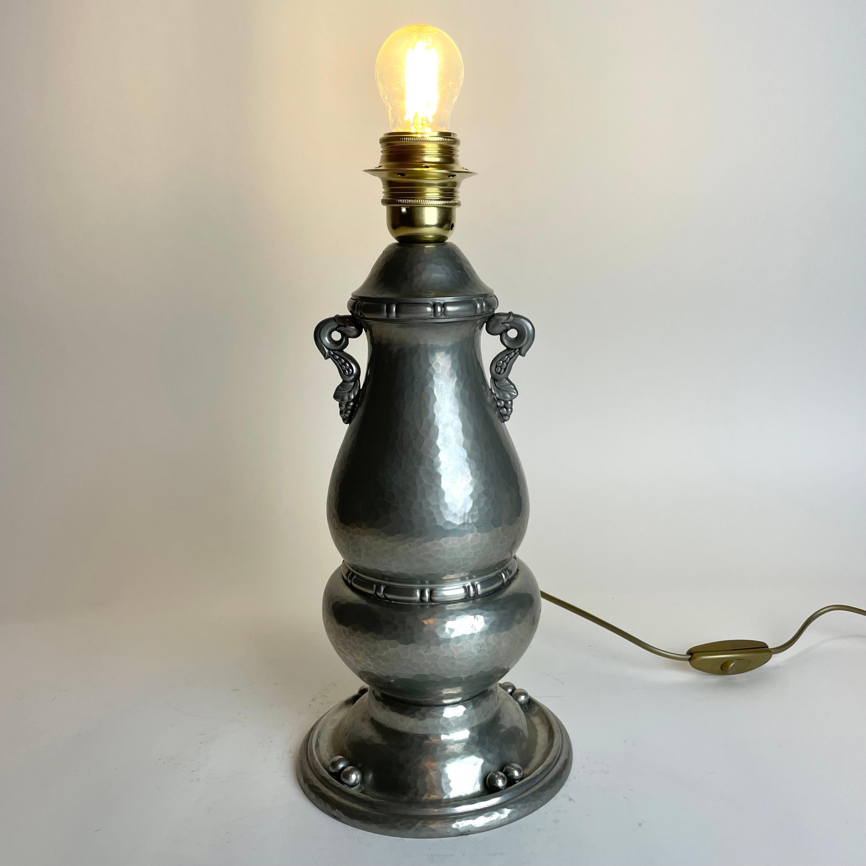 Tischlampe aus gehämmertem und gegossenem Zinn aus den 1920er Jahren von Gerotin in Dänemark (Art déco) im Angebot