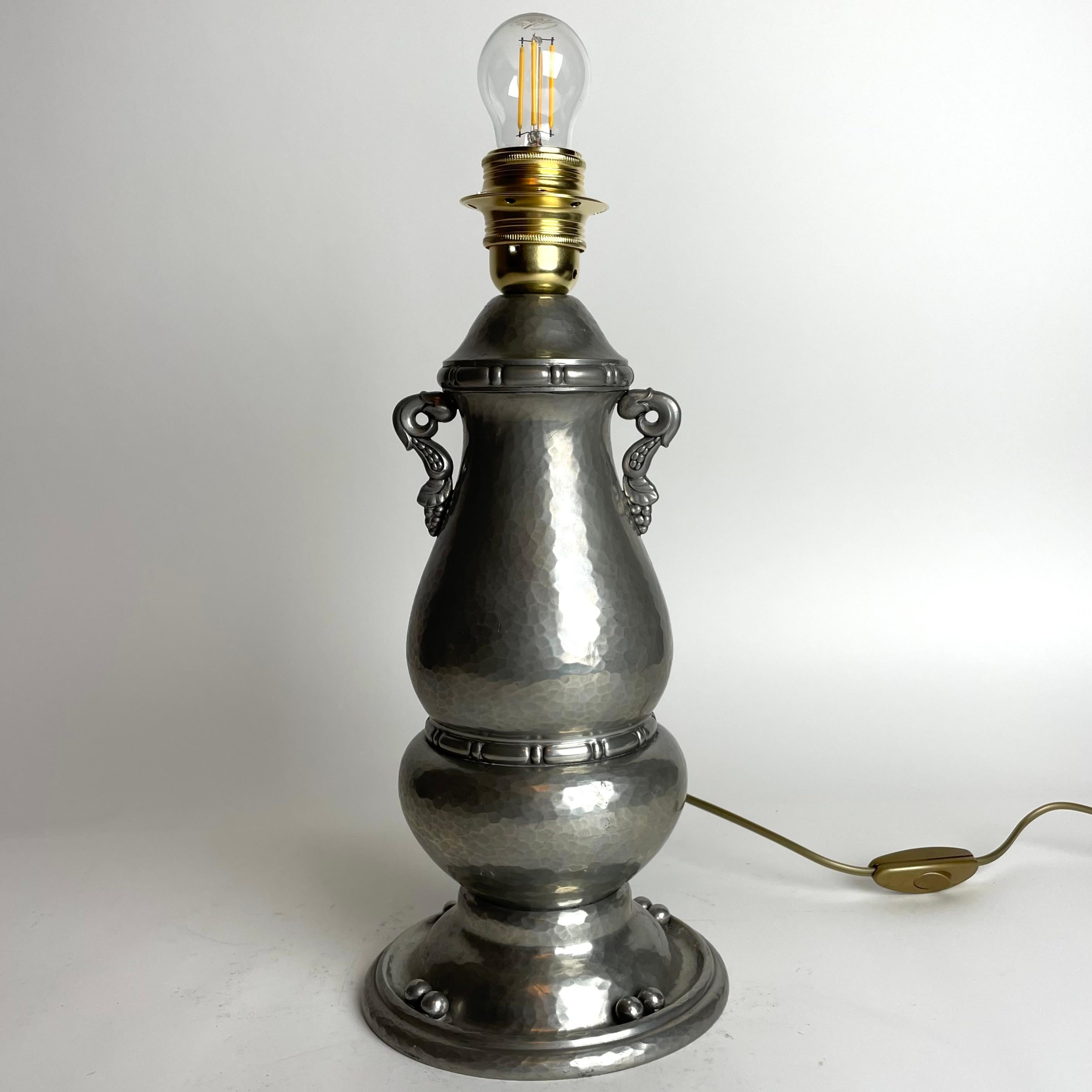 Tischlampe aus gehämmertem und gegossenem Zinn aus den 1920er Jahren von Gerotin in Dänemark (Dänisch) im Angebot