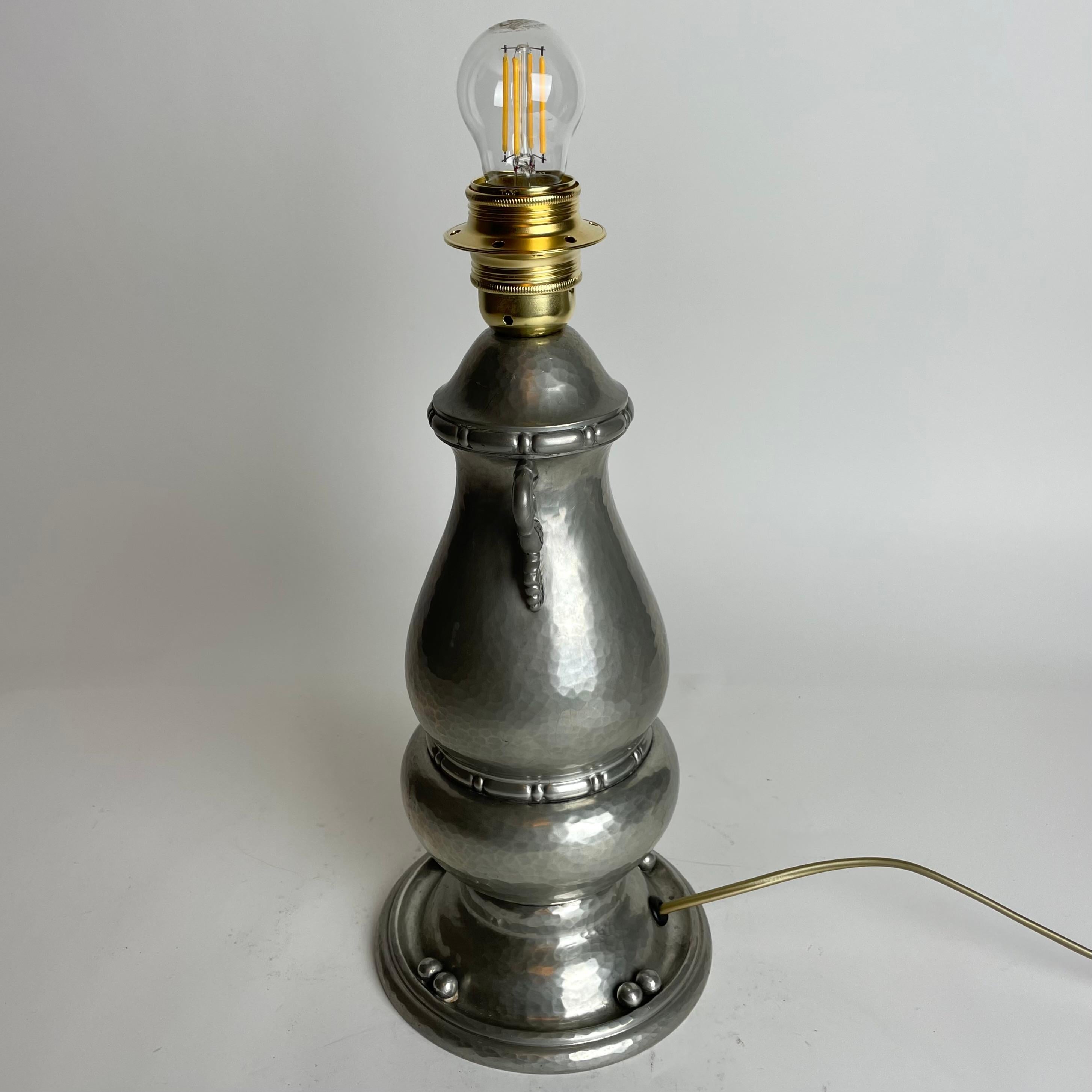 Tischlampe aus gehämmertem und gegossenem Zinn aus den 1920er Jahren von Gerotin in Dänemark im Zustand „Gut“ im Angebot in Knivsta, SE