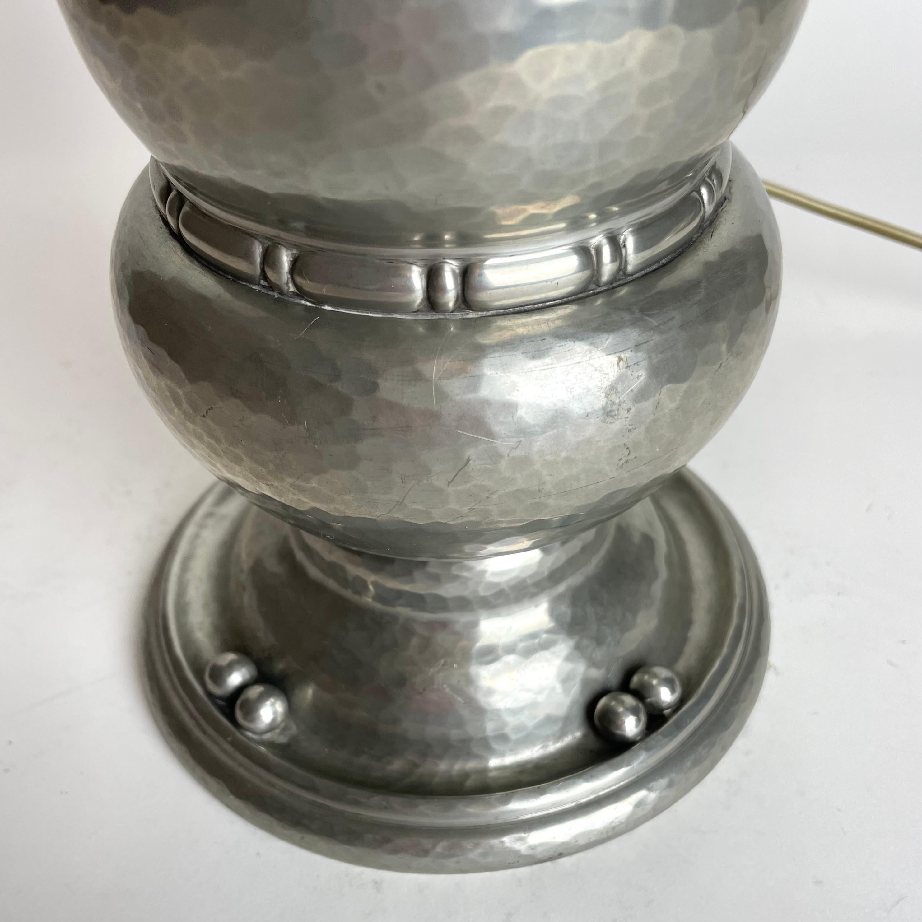 Tischlampe aus gehämmertem und gegossenem Zinn aus den 1920er Jahren von Gerotin in Dänemark (Frühes 20. Jahrhundert) im Angebot