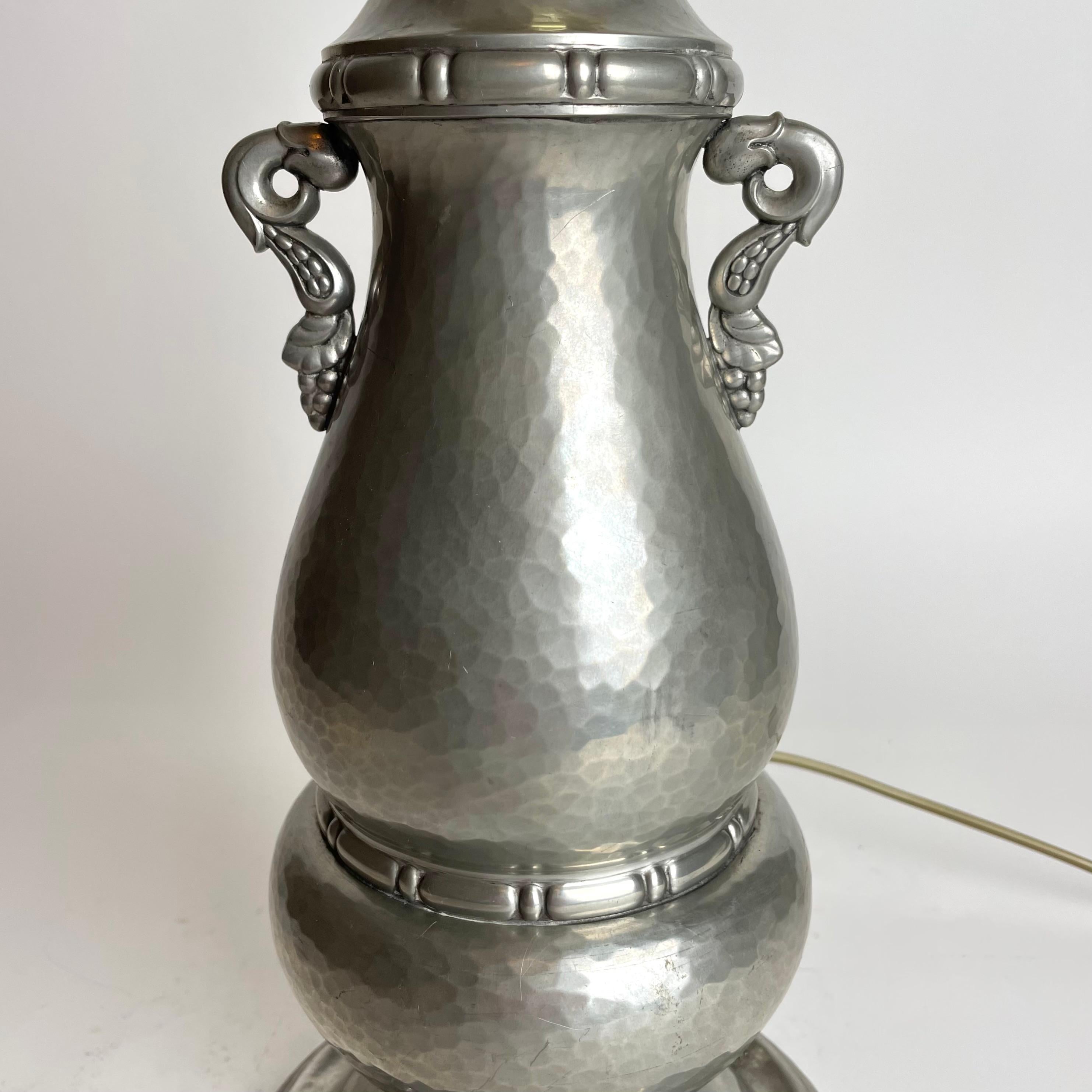 Tischlampe aus gehämmertem und gegossenem Zinn aus den 1920er Jahren von Gerotin in Dänemark im Angebot 1