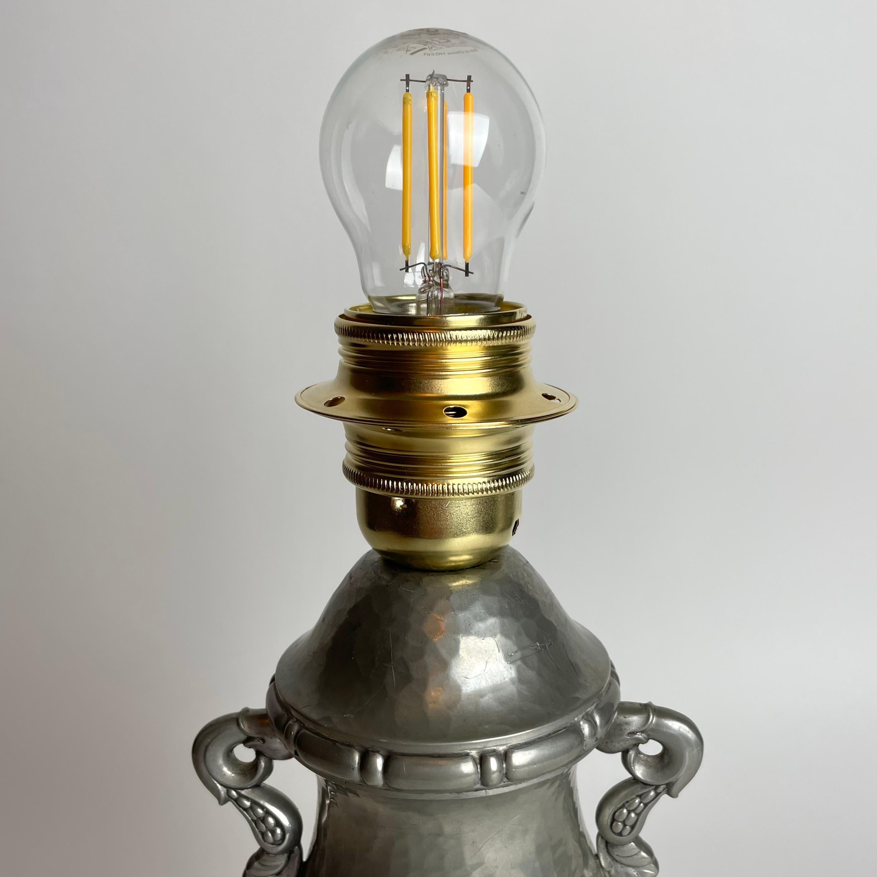 Tischlampe aus gehämmertem und gegossenem Zinn aus den 1920er Jahren von Gerotin in Dänemark im Angebot 2