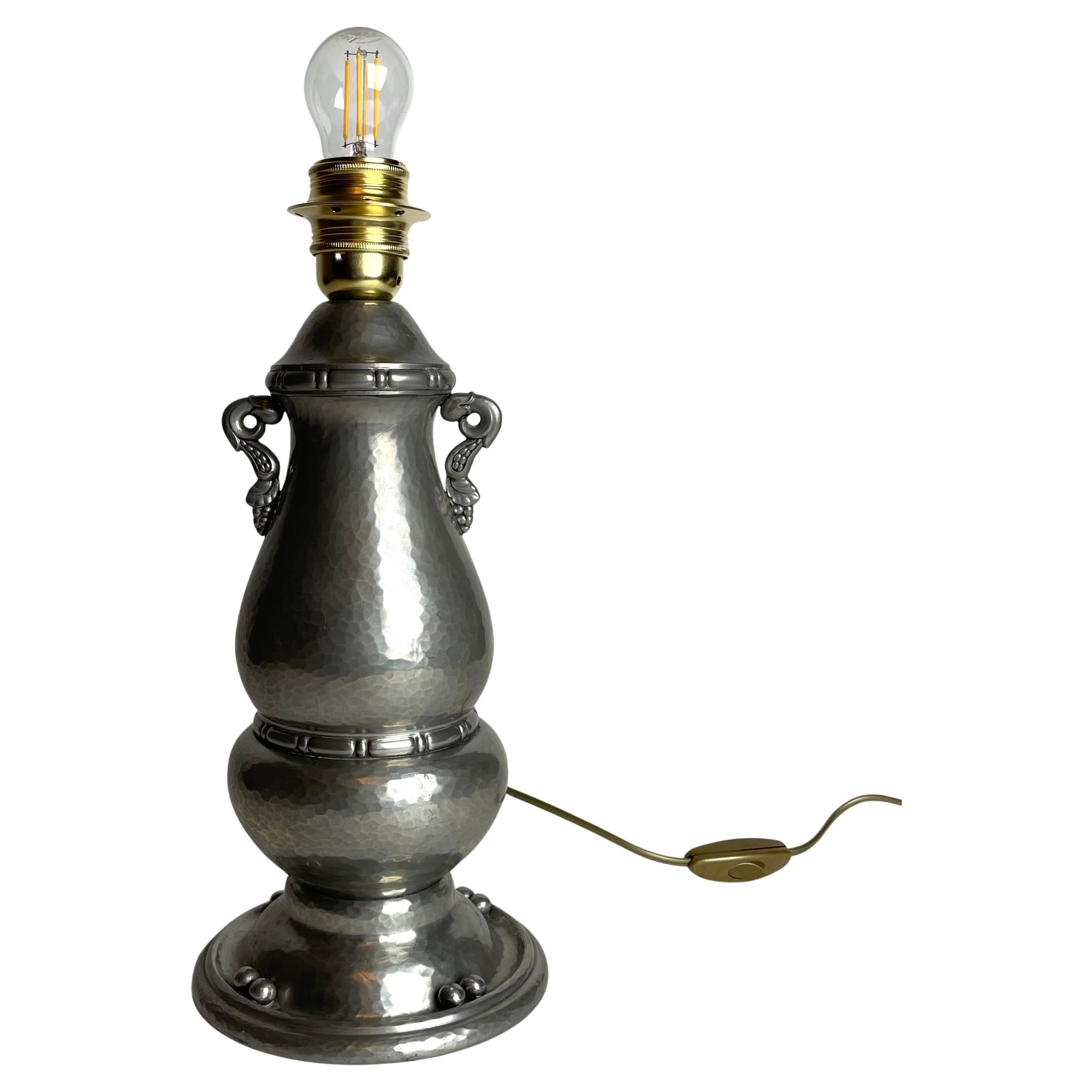 Tischlampe aus gehämmertem und gegossenem Zinn aus den 1920er Jahren von Gerotin in Dänemark im Angebot