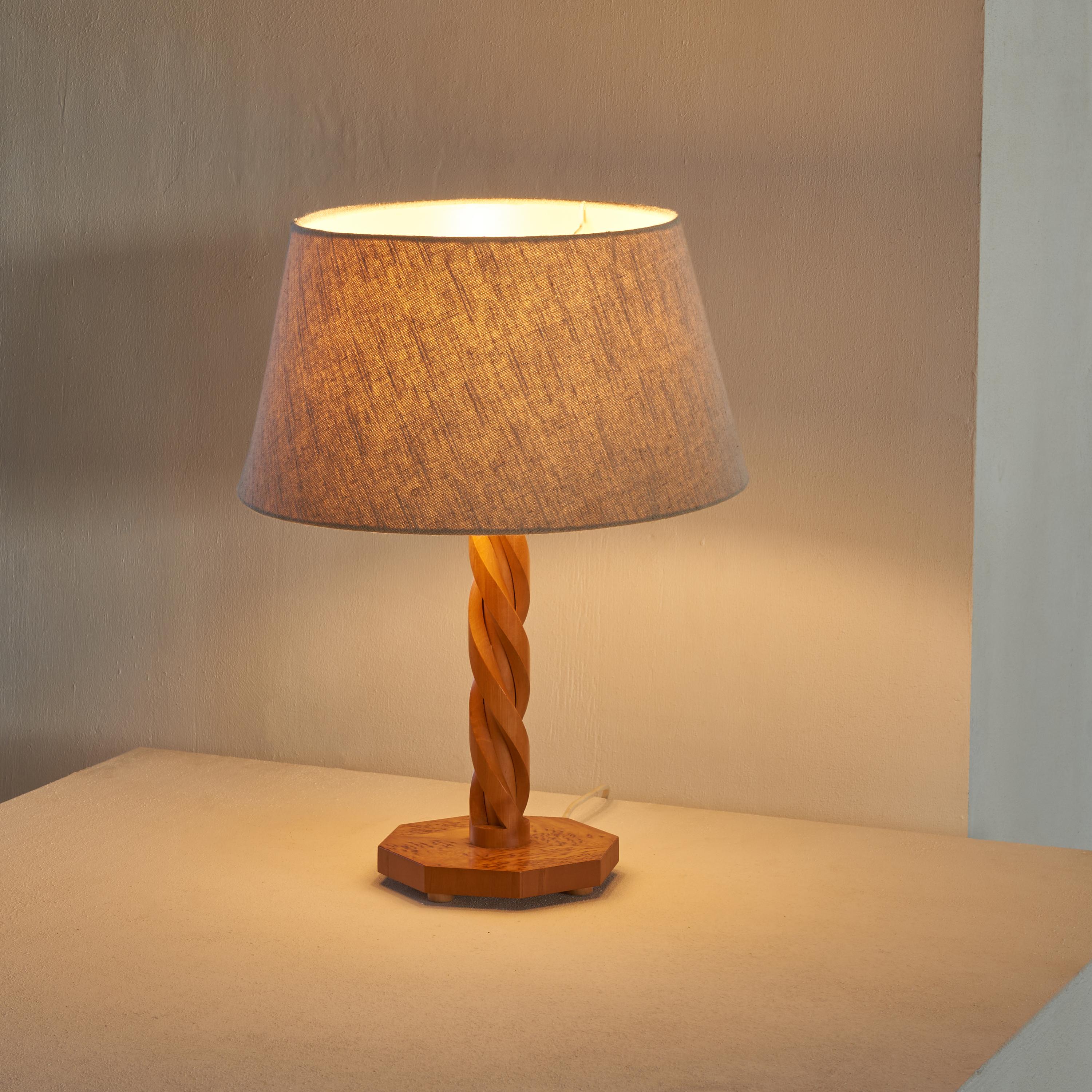 20ième siècle Lampe de bureau en bois sculpté à la main et placage de broussin   en vente