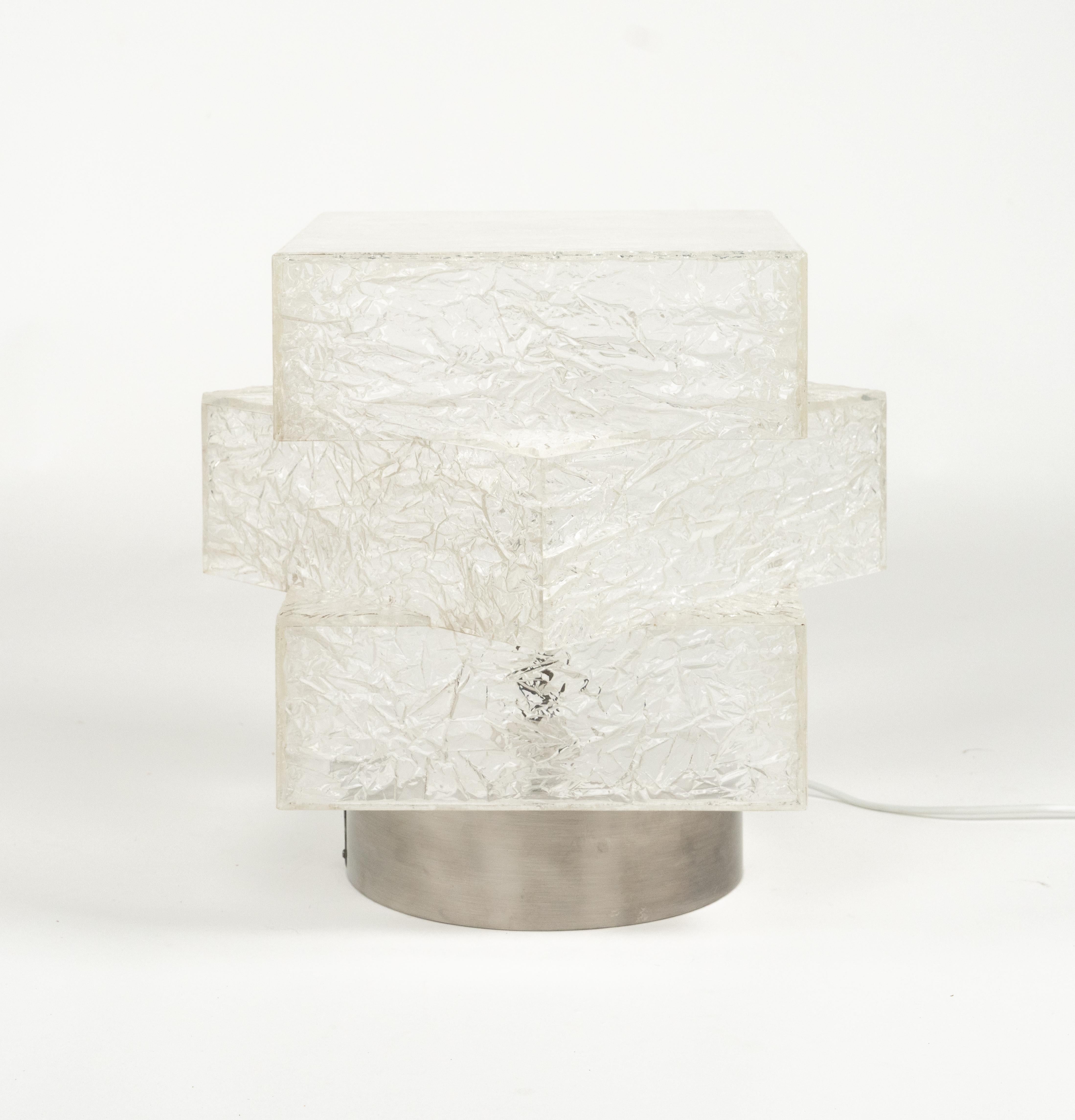 Midcentury amazing table lamp in ice effect lucite and aluminum in the style of Willy Rizzo.

Made in Italy in the 1970s.

It uses 1 bulbs. 
