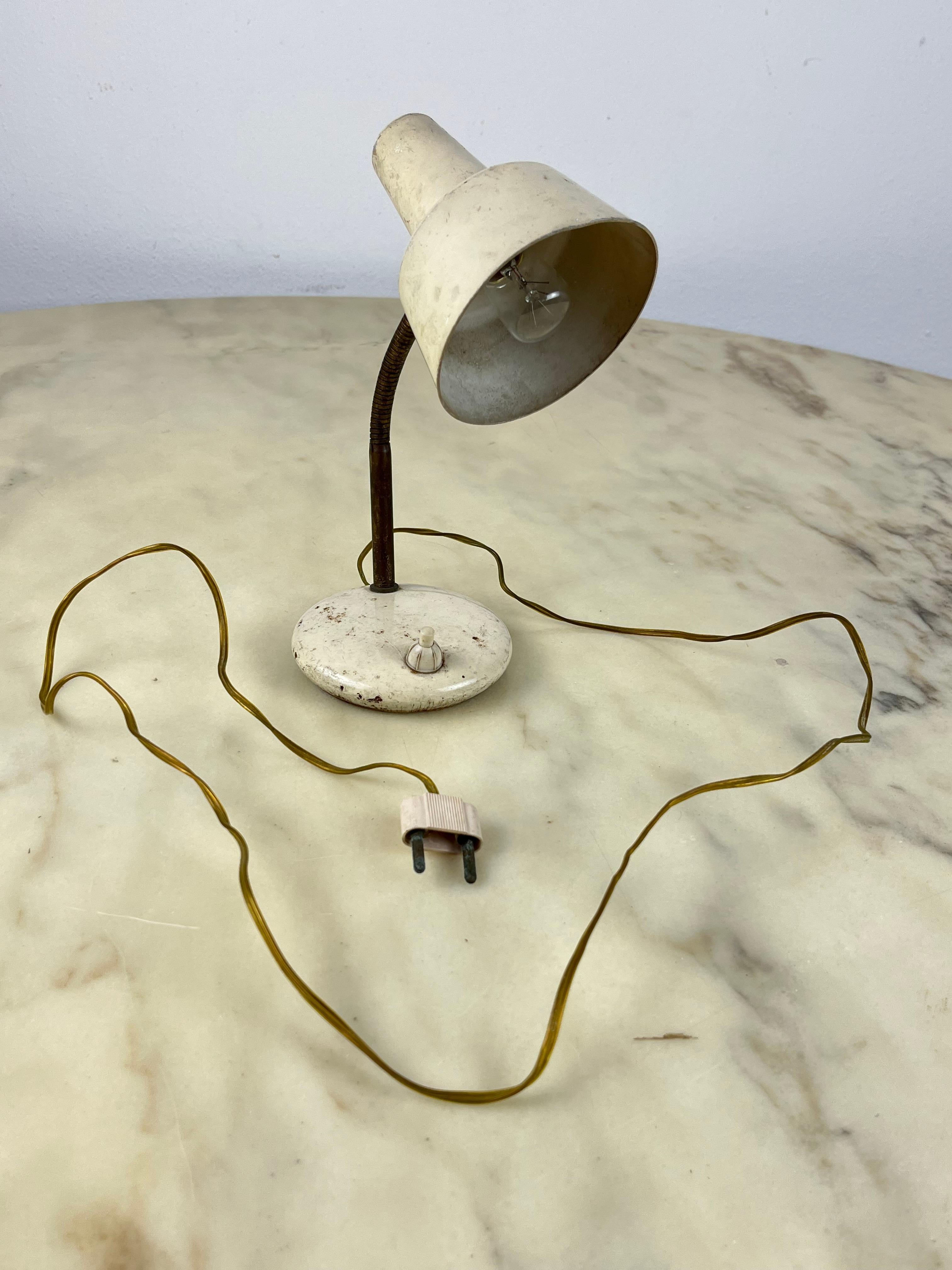 Tischleuchte aus lackiertem Metall und Messing, Italien, 1950er Jahre
Originales elektrisches Kabel und Stecker aus der Zeit. Wir können Adapter für den Einsatz im Ausland bereitstellen.
Intakt und funktionsfähig, guter Zustand, geringe