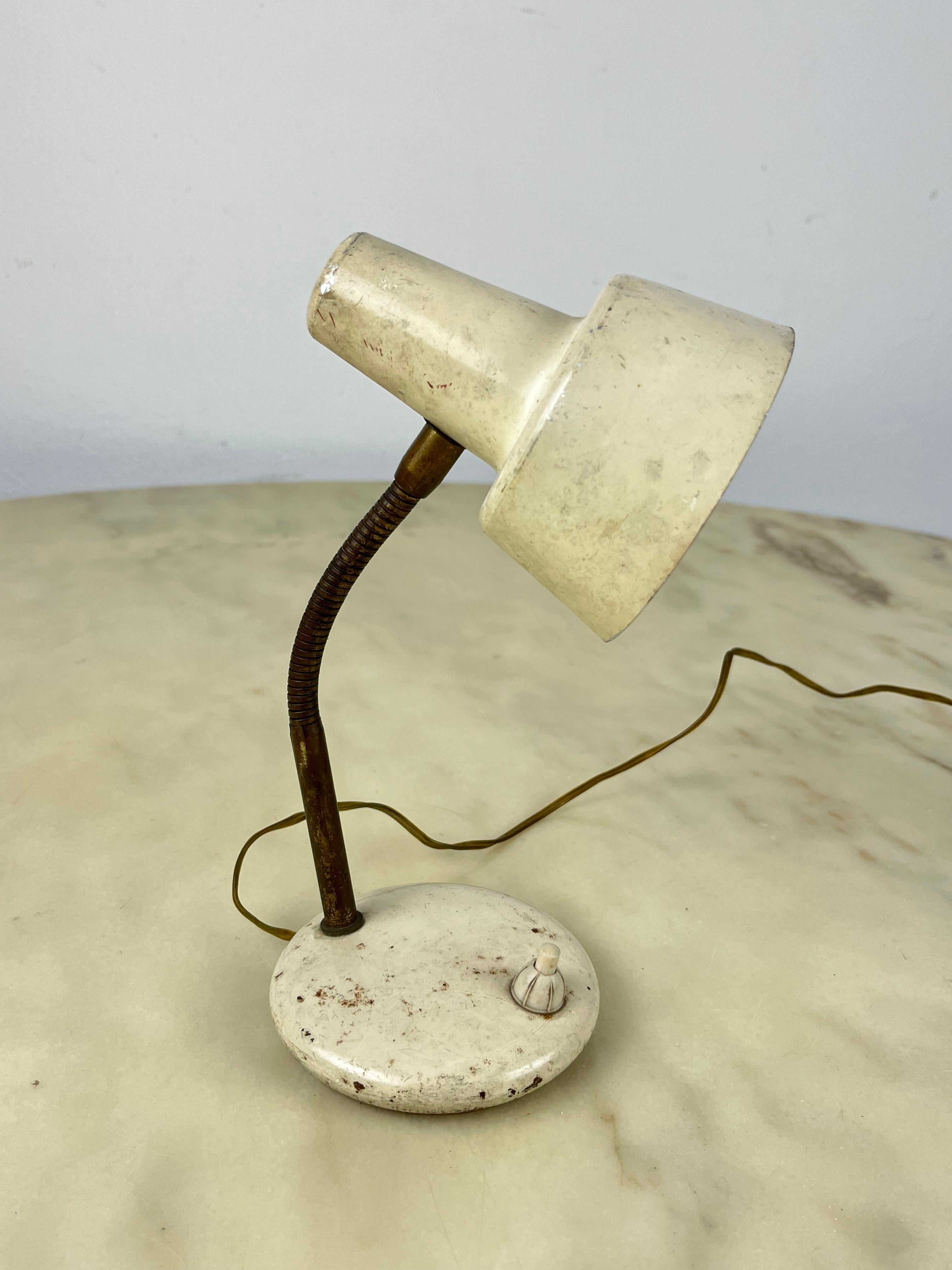 Tischlampe aus lackiertem Metall und Messing, Italien, 1950er Jahre (Italienisch) im Angebot