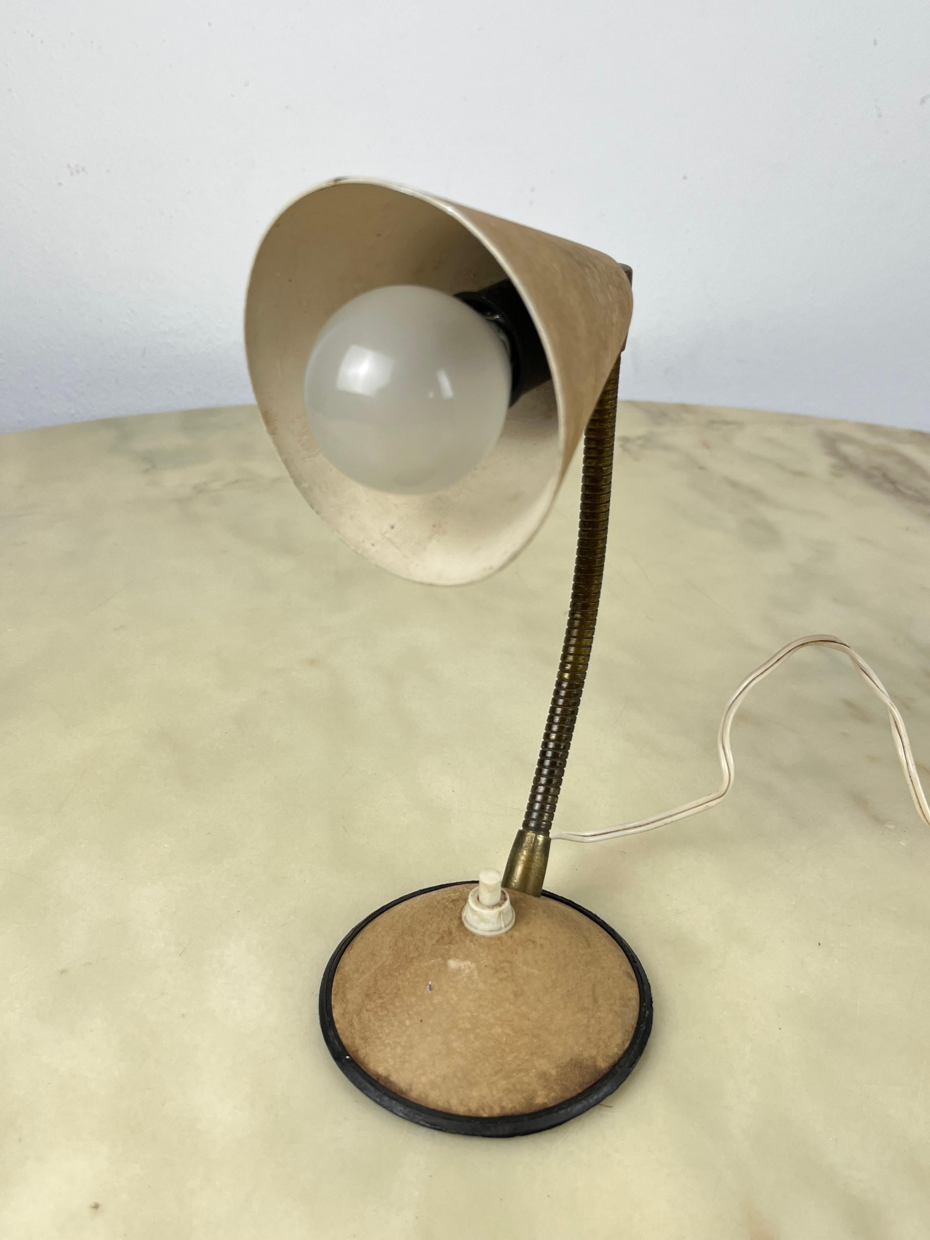 Autre Lampe de table en métal laqué et laiton, Italie, années 1950 en vente