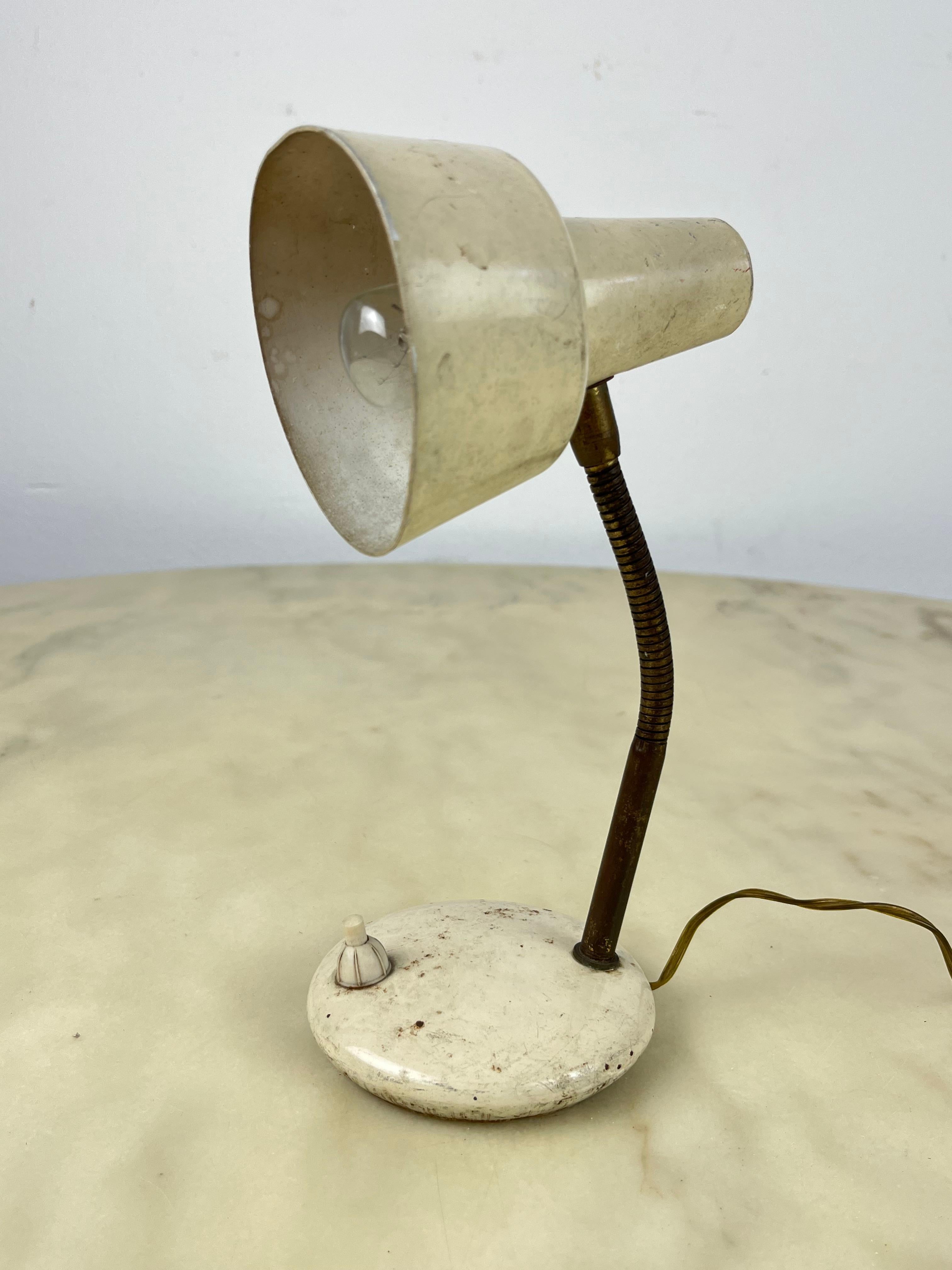 Tischlampe aus lackiertem Metall und Messing, Italien, 1950er Jahre im Zustand „Gut“ im Angebot in Palermo, IT