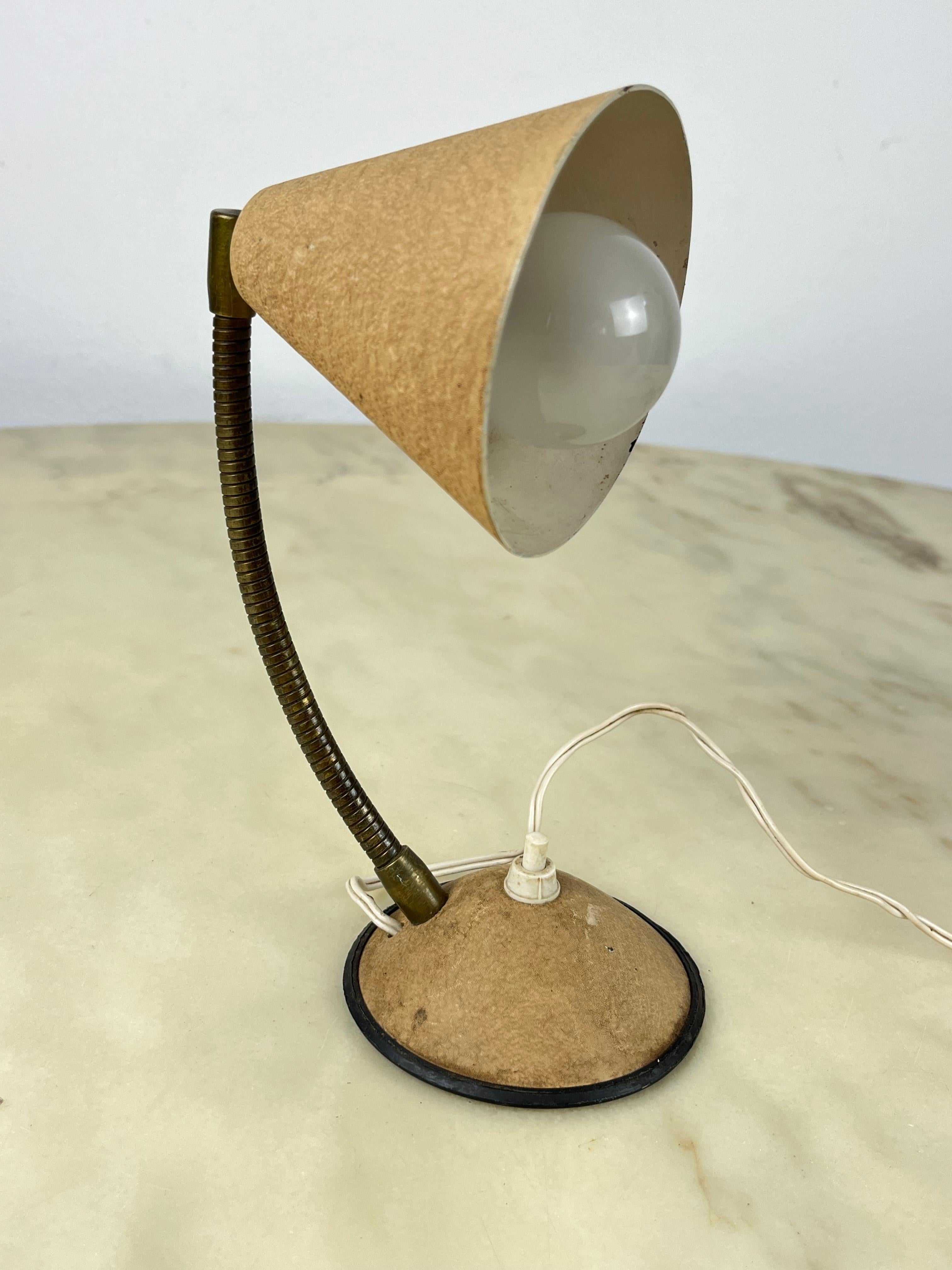 Milieu du XXe siècle Lampe de table en métal laqué et laiton, Italie, années 1950 en vente