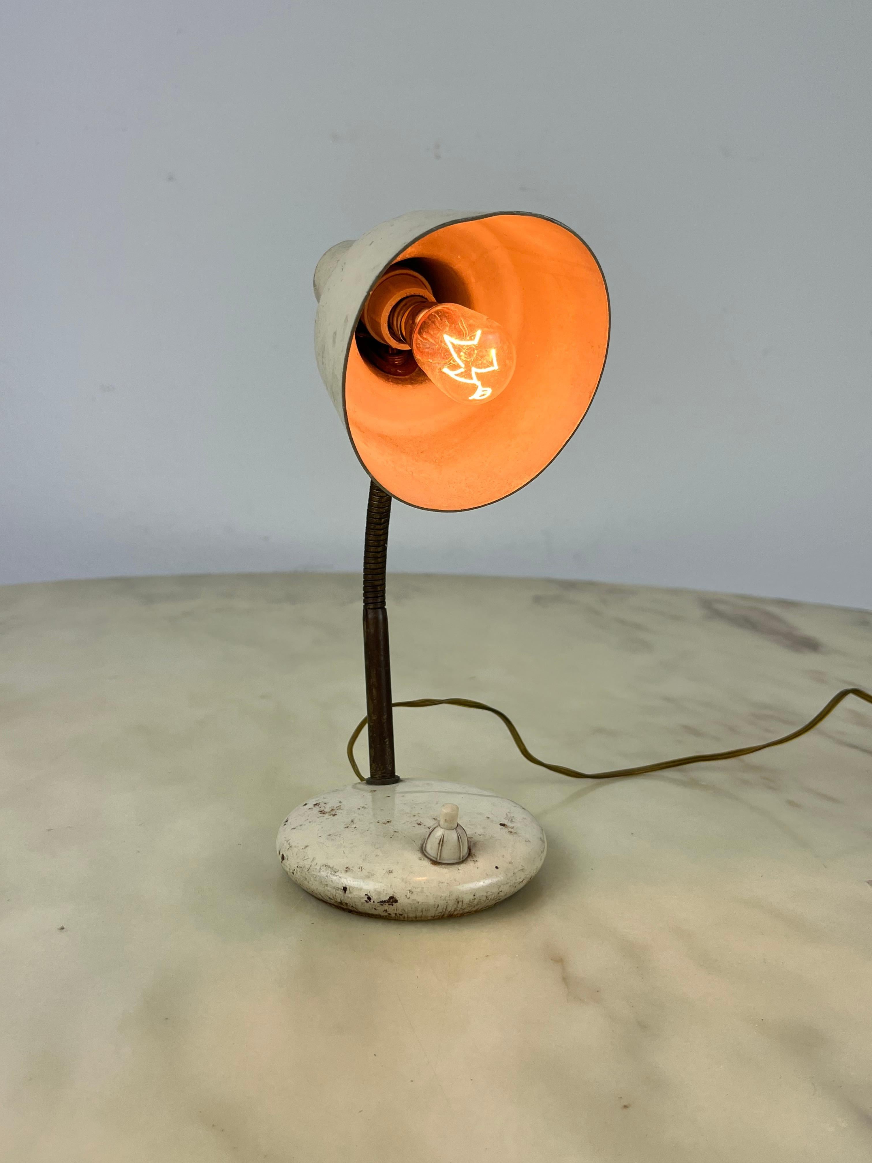 Métal Lampe de table en métal laqué et laiton, Italie, années 1950 en vente