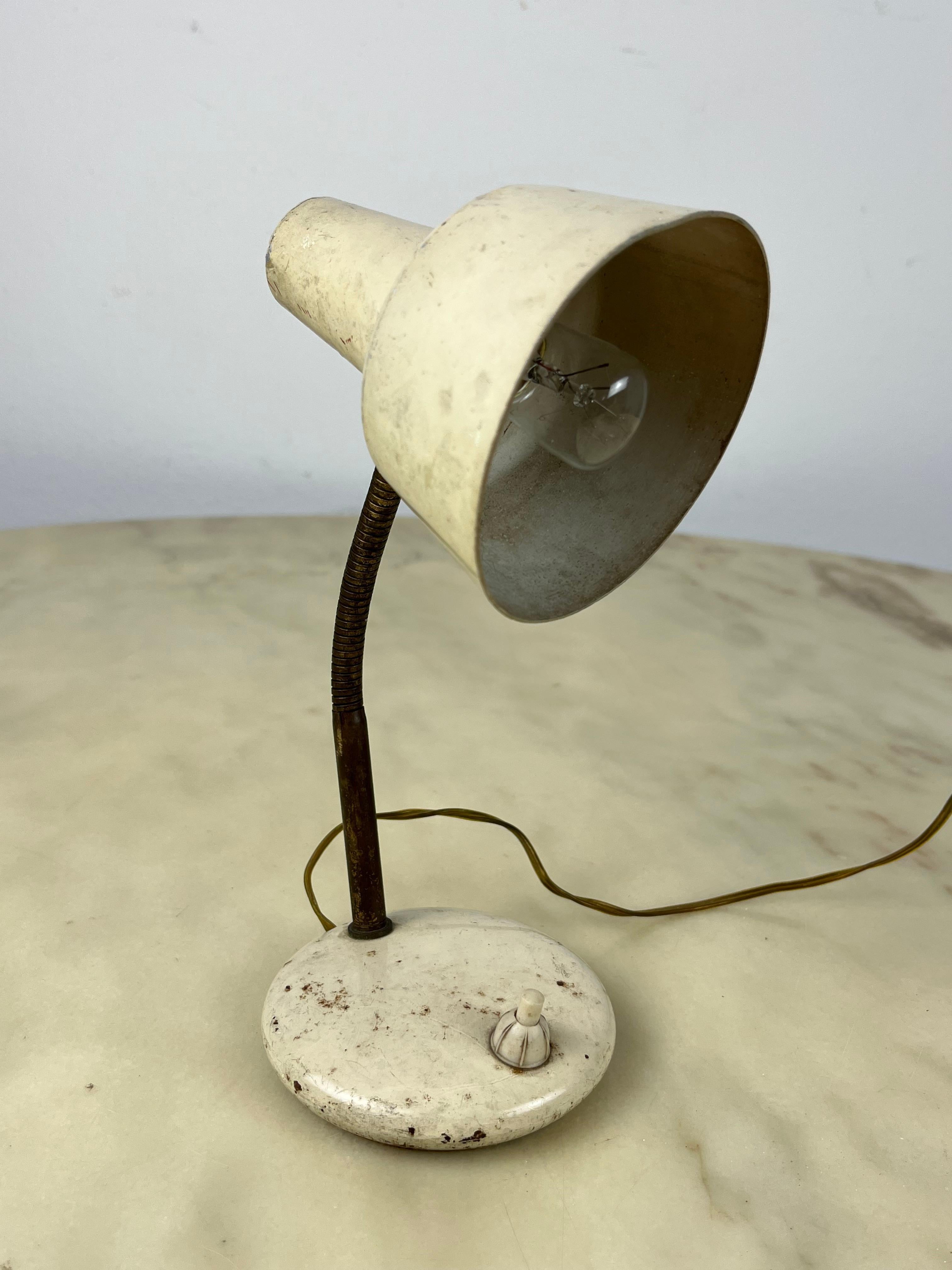 Lampe de table en métal laqué et laiton, Italie, années 1950 en vente 2
