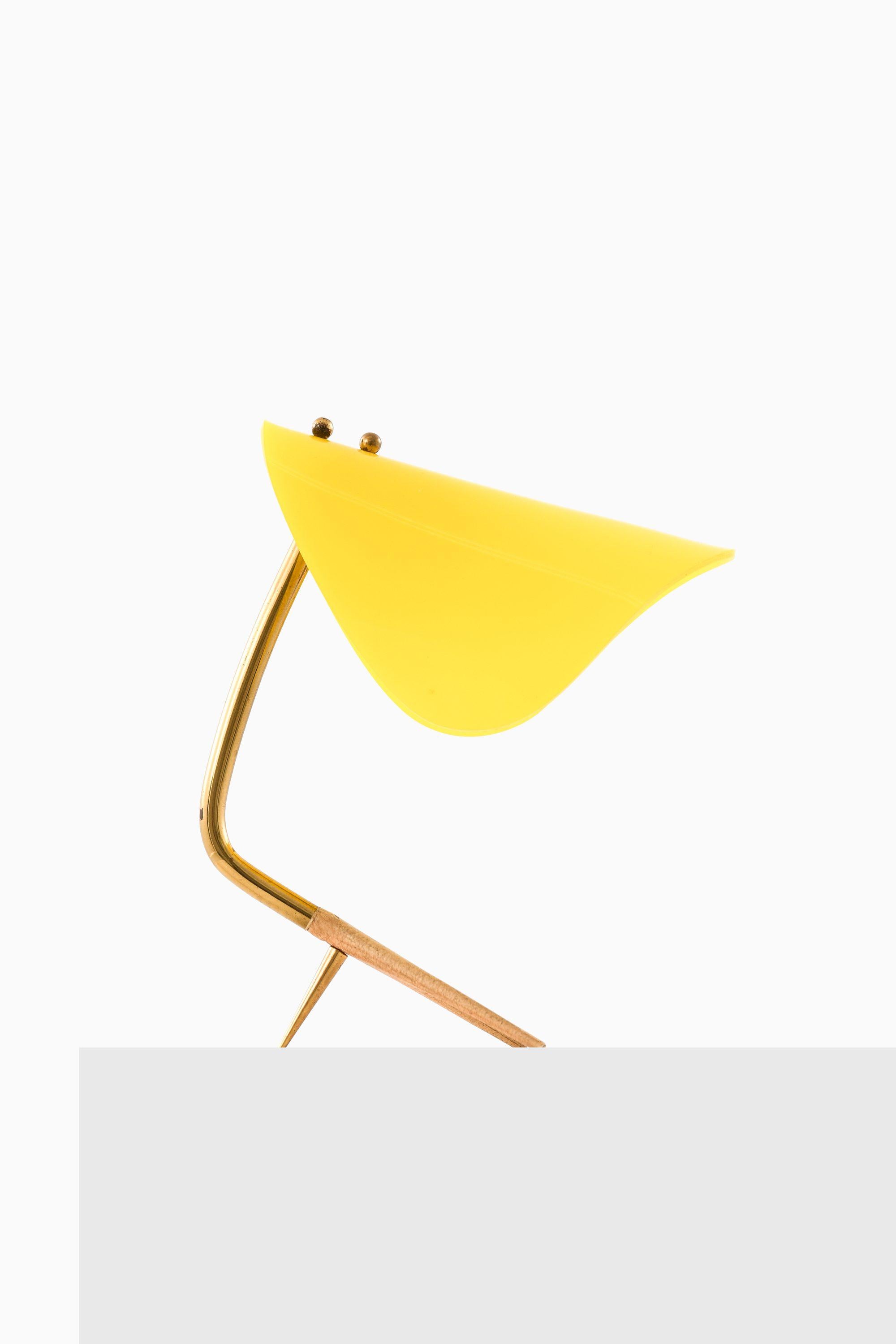 Lámpara de sobremesa de metal lacado, latón y plástico de Louis Kalff, años 50

Información adicional:
Material: Metal lacado, latón y plástico
Estilo: Mediados de siglo, Escandinavia
Producido por Philips en Alemania
Dimensiones (An x Pr x Al): 11