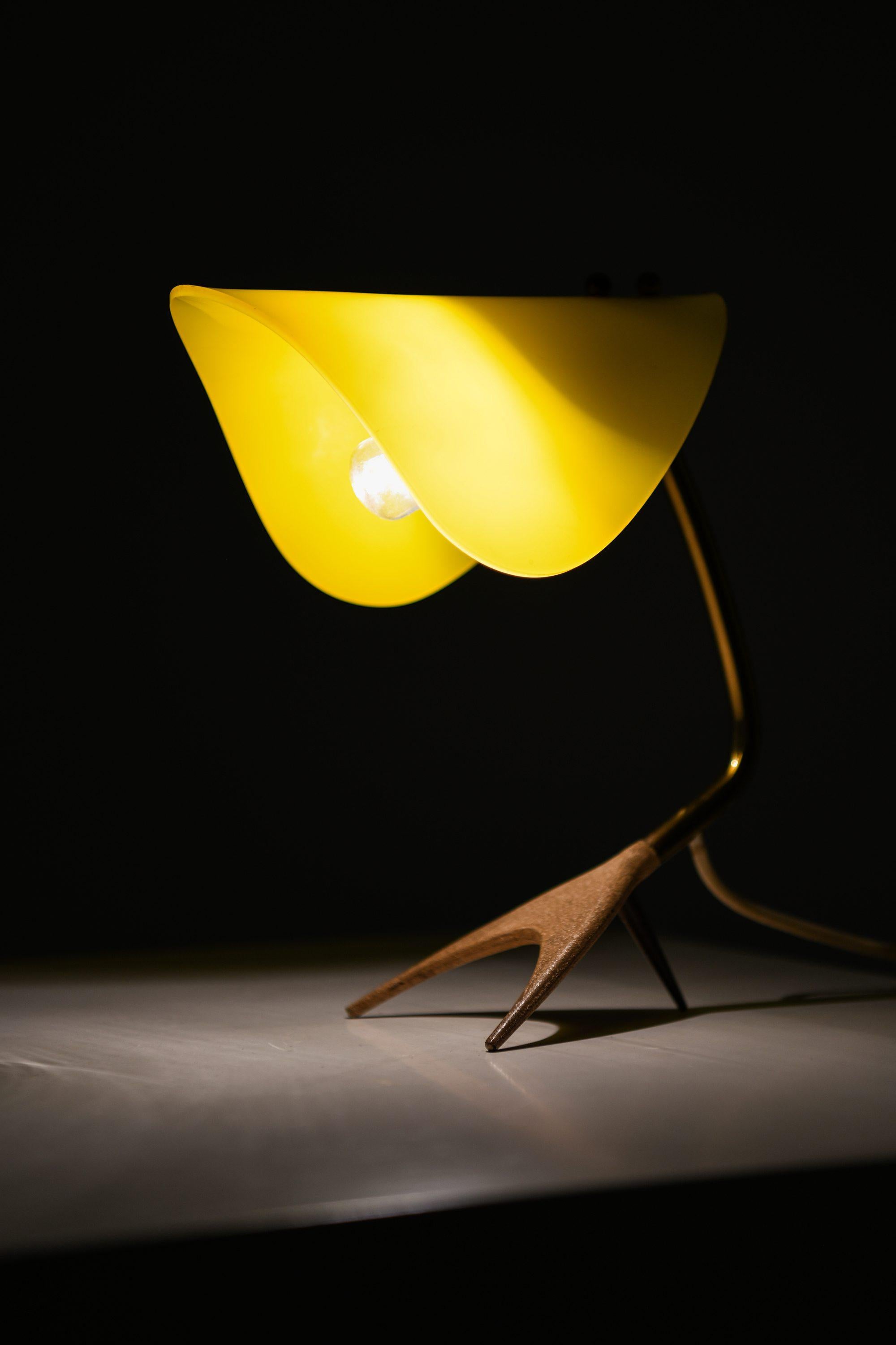 Lámpara de sobremesa de metal lacado, latón y plástico de Louis Kalff, años 50 Alemán en venta