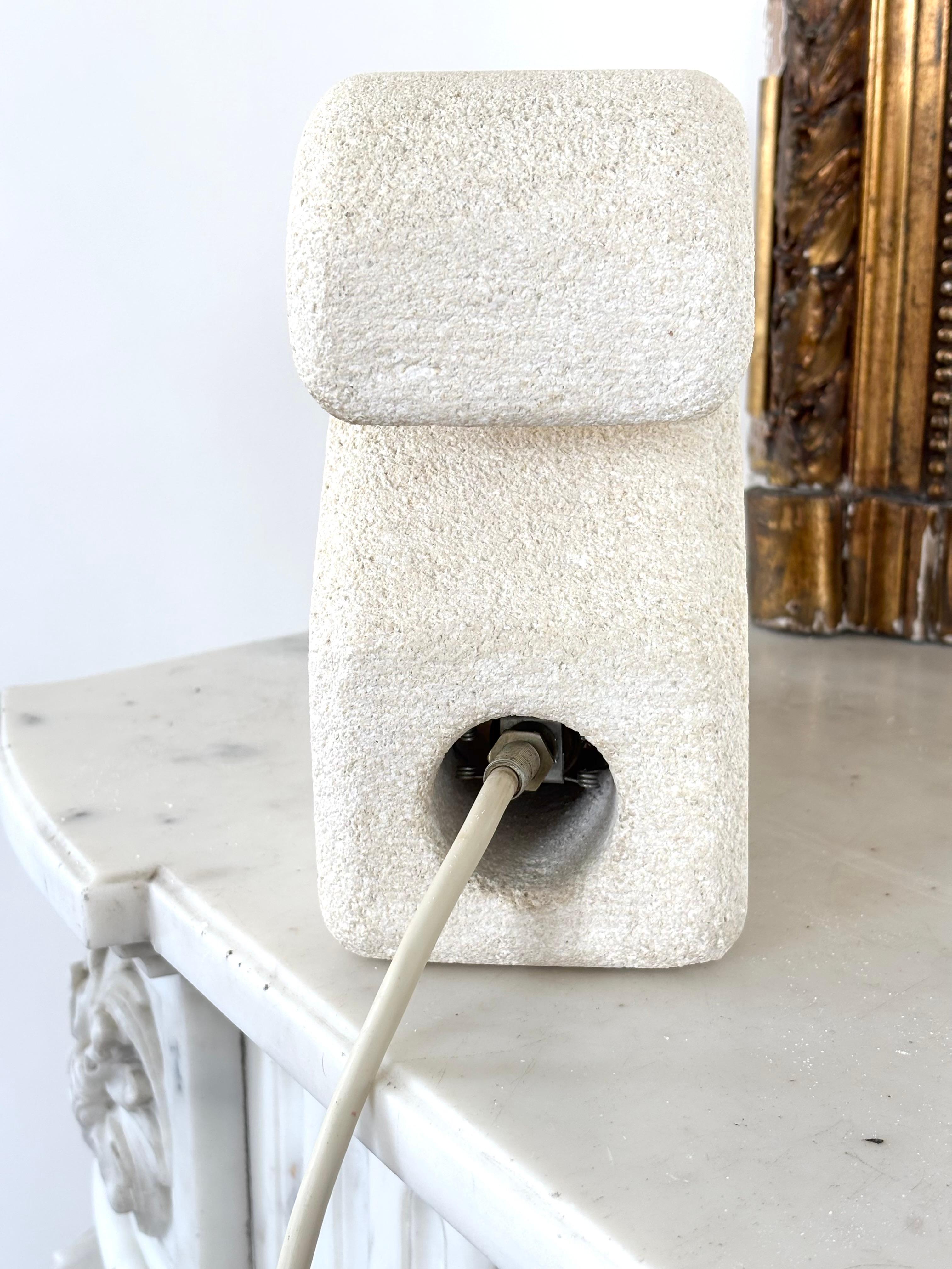 Table lamp in lime stone by Albert Tormos 1970 (Geschnitzt) im Angebot